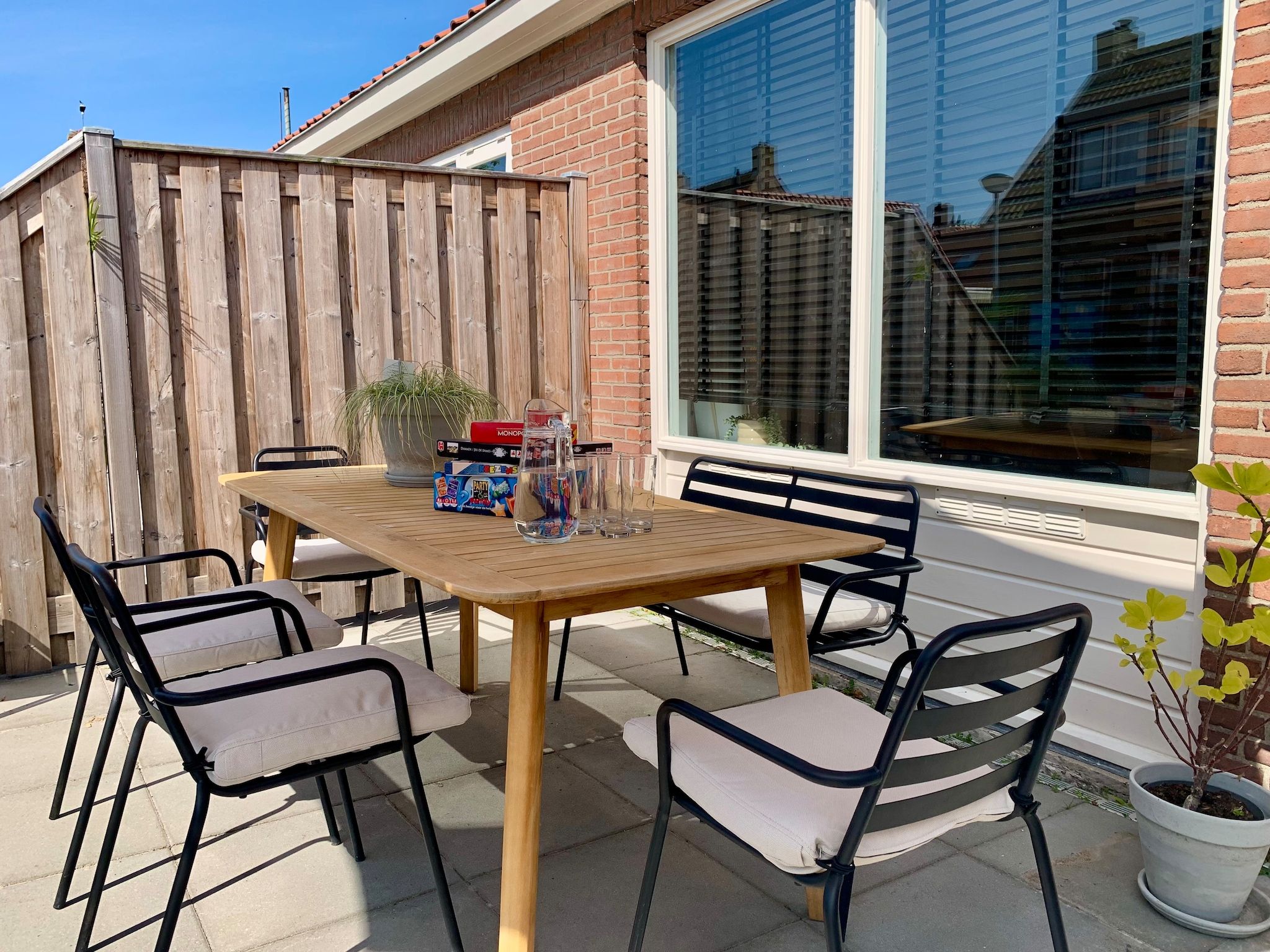 Het terras van Plein 1945-8 in Sint Maartenszee