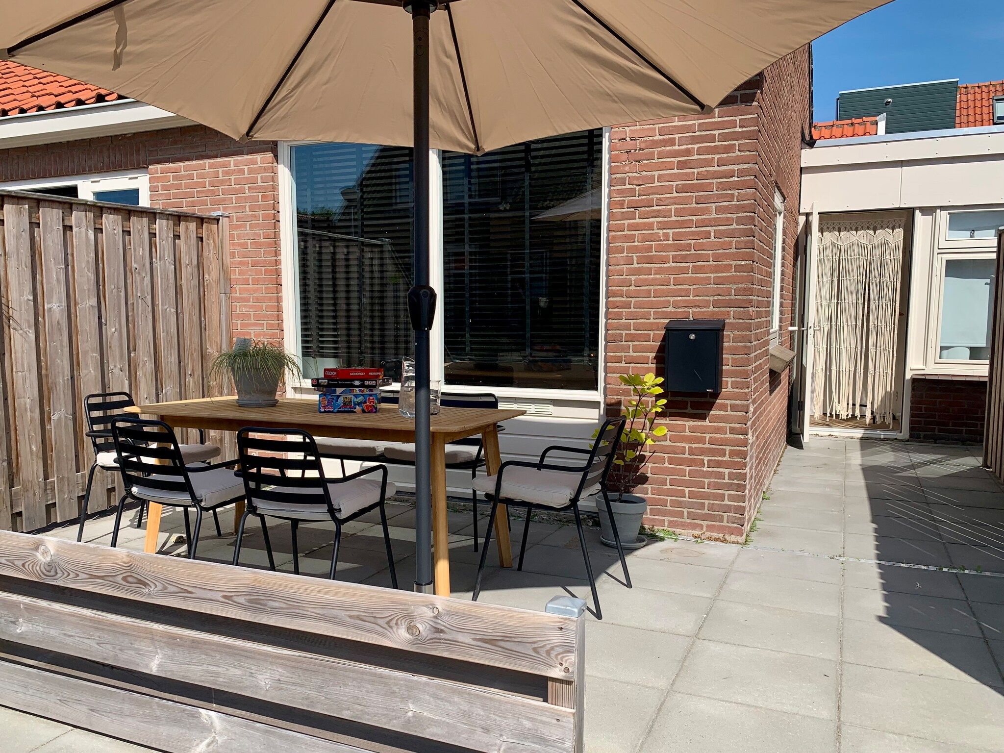 Het terras van Plein 1945-8 in Sint Maartenszee