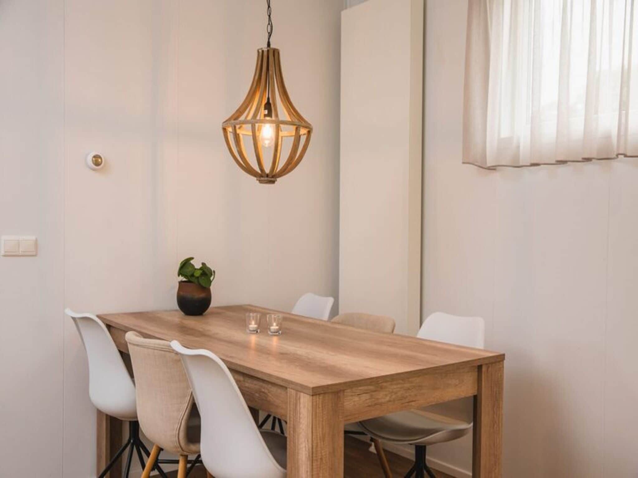De eetkamer van Luxury lodge with private sauna | 6 people in Rijssen