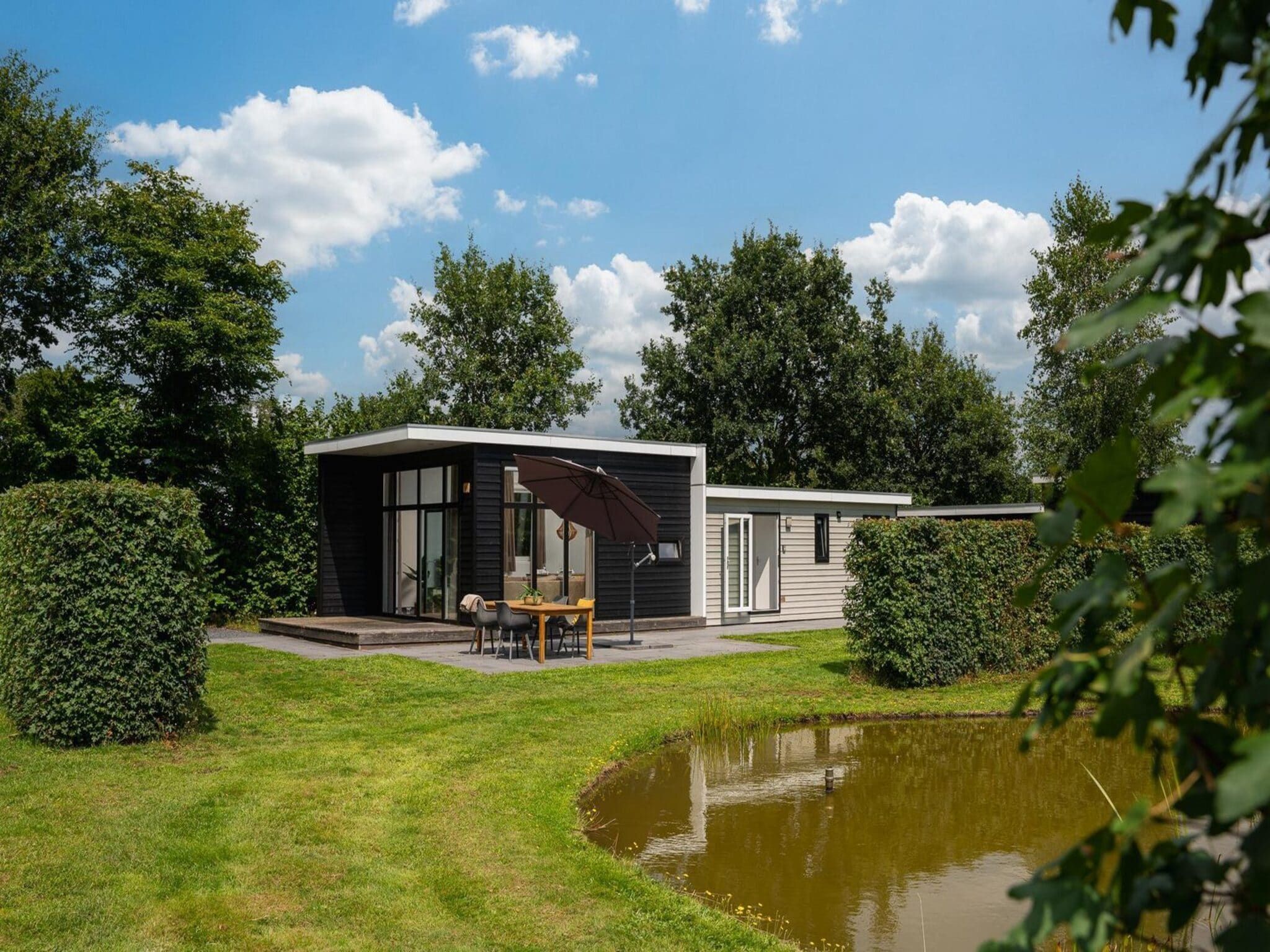 De buitenkant van Forest doglodge with hot tub | 4 people in Rijssen