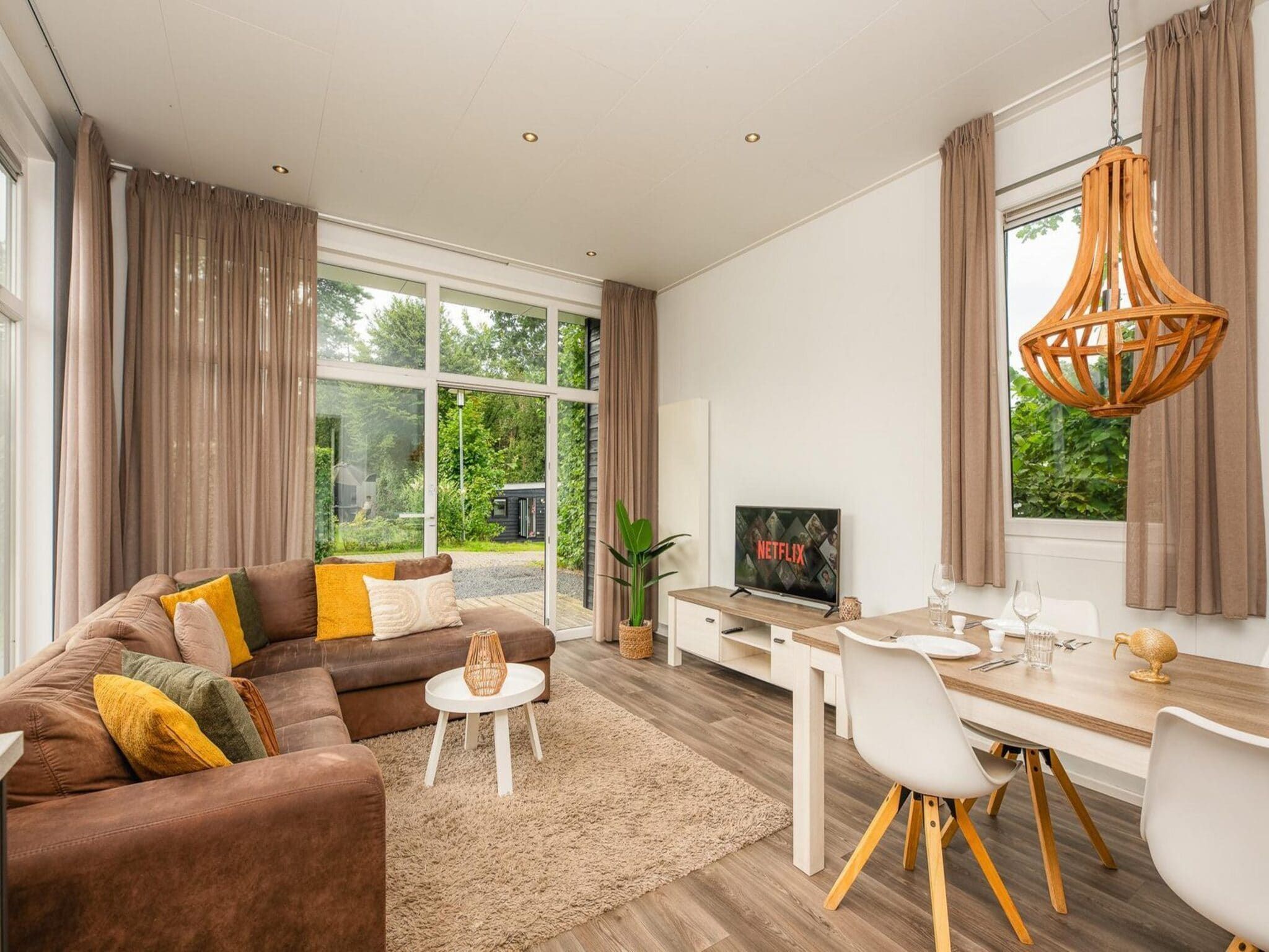 De woonkamer van Forest doglodge with hot tub | 4 people in Rijssen