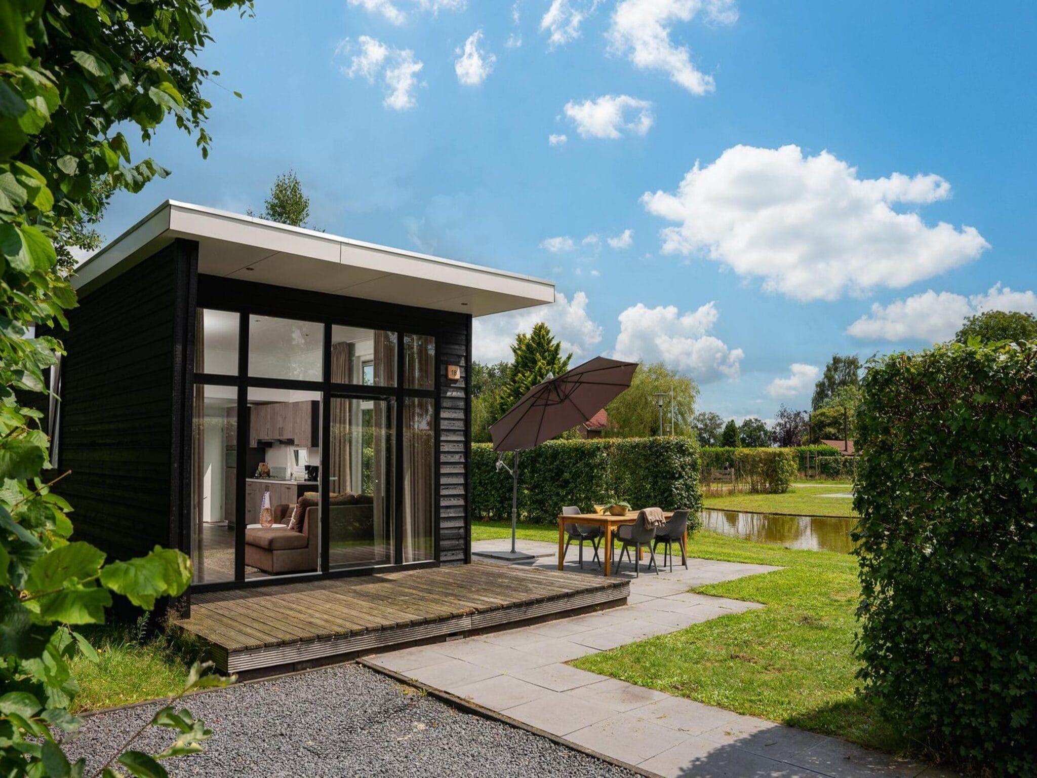 De buitenkant van Forest doglodge with hot tub | 4 people in Rijssen