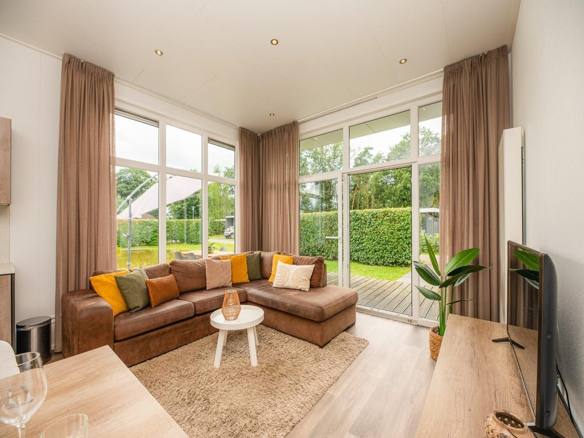 De woonkamer van Forest doglodge with hot tub | 4 people in Rijssen