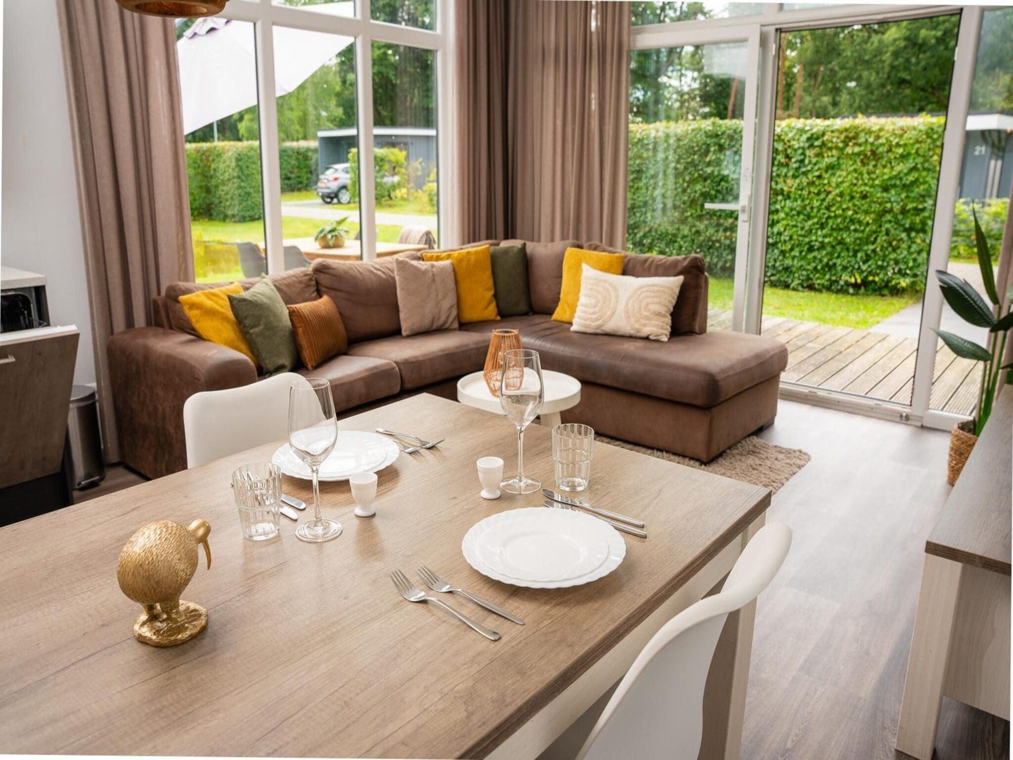 De eetkamer van Forest doglodge with hot tub | 4 people in Rijssen