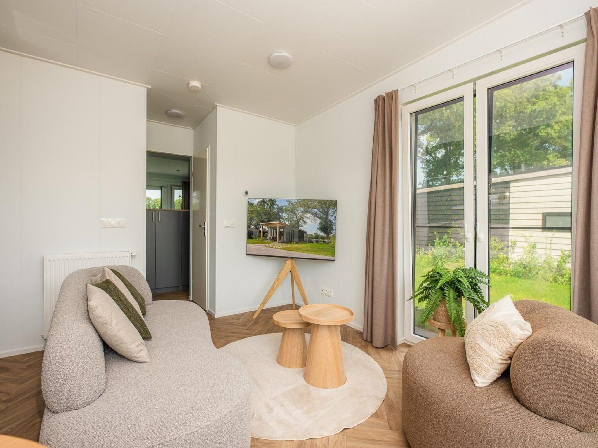 De woonkamer van Wellness Lodge | jacuzzi, sauna and sunshower | 2 persons in Rijssen