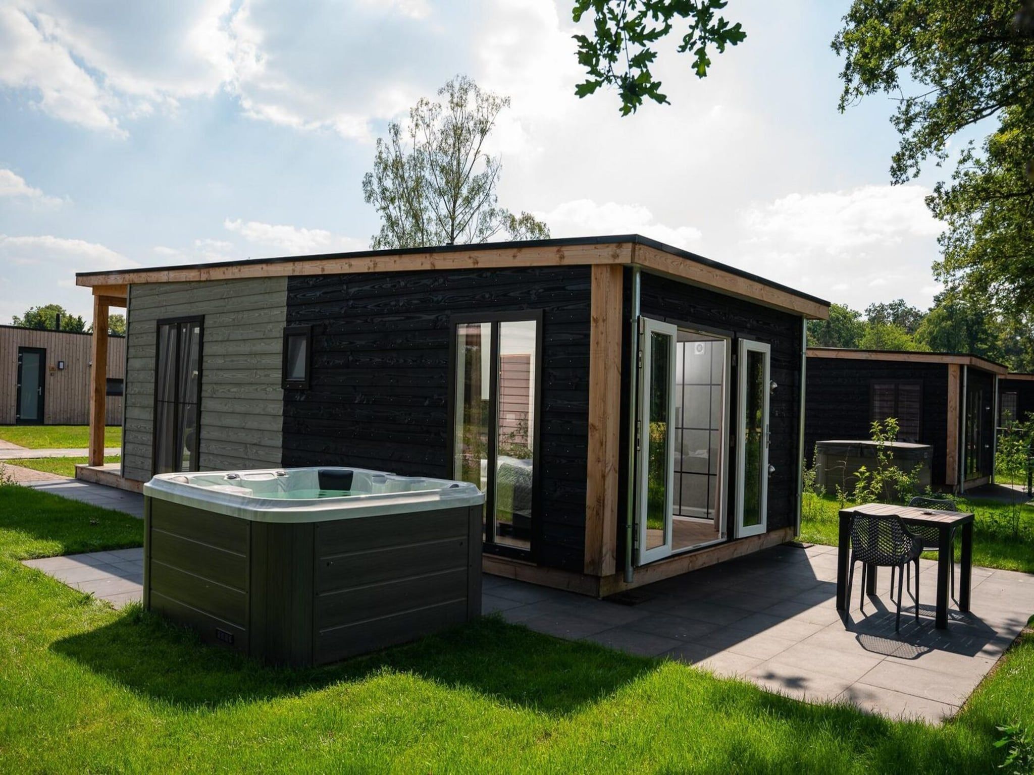 Voorzieningen bij Wellness Lodge | jacuzzi, sauna and sunshower | 2 persons in Rijssen
