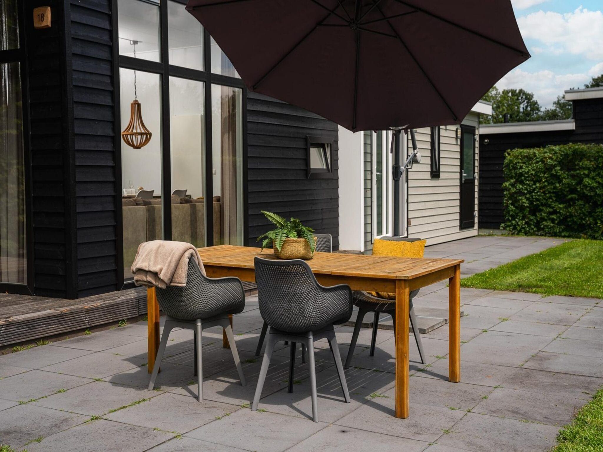 Het terras van Forest doglodge with enclosed garden I 4 people in Rijssen