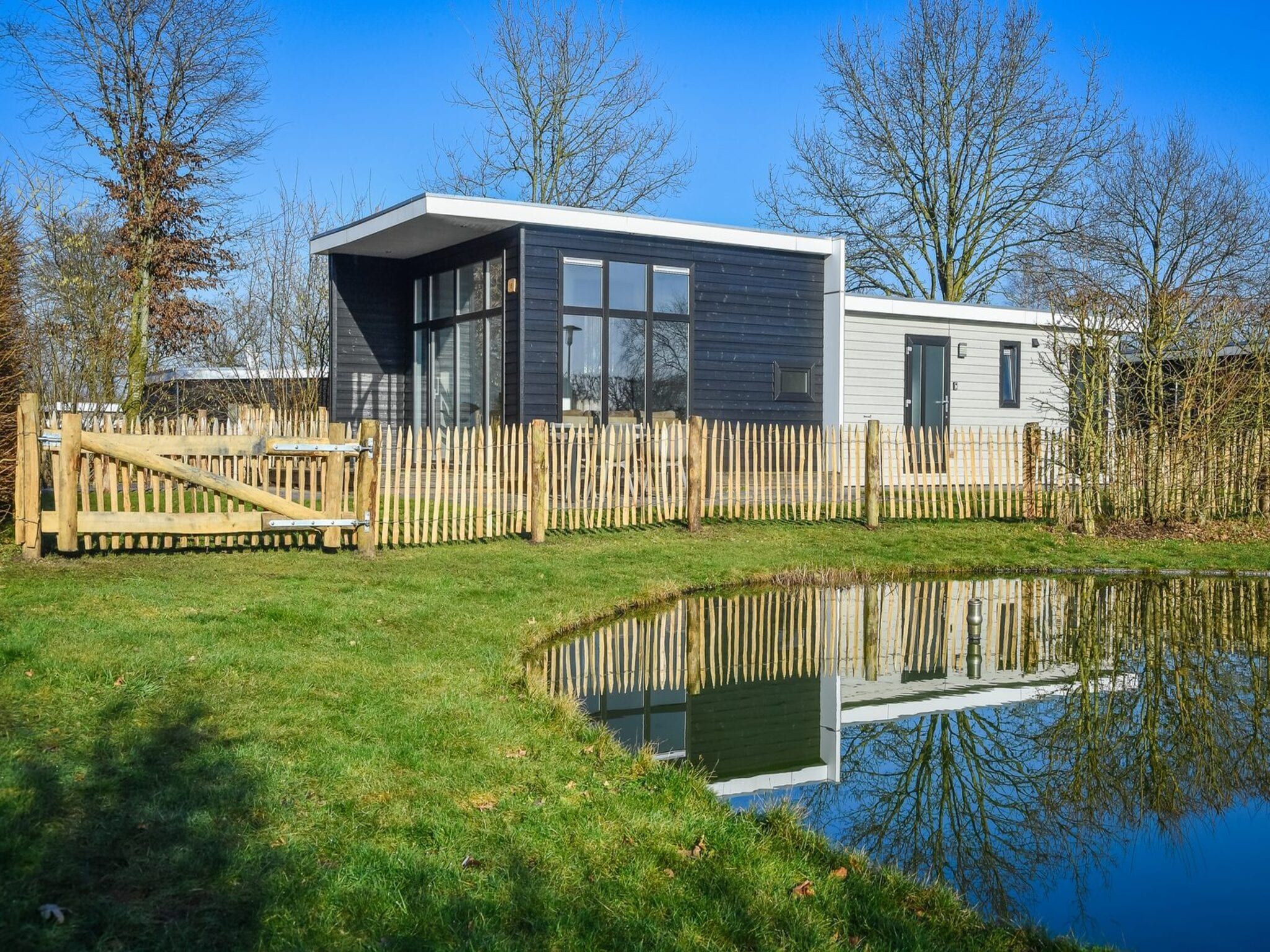 De buitenkant van Forest doglodge with enclosed garden I 4 people in Rijssen
