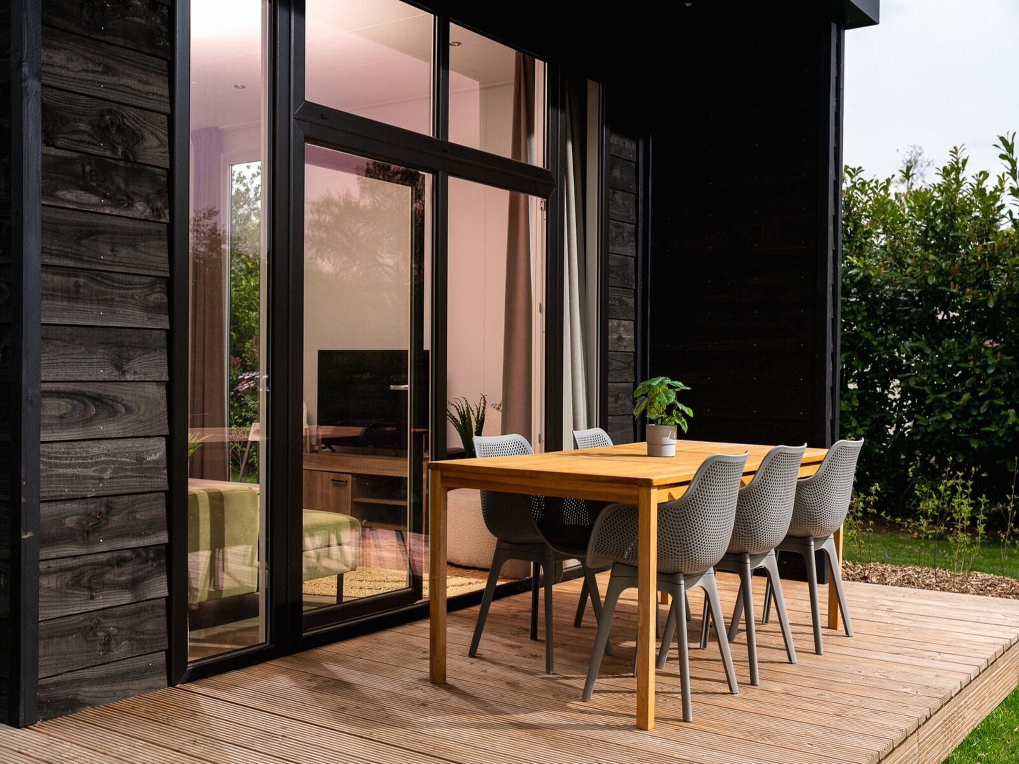 Het terras van Wellness Boutique | 5 people in Zuna