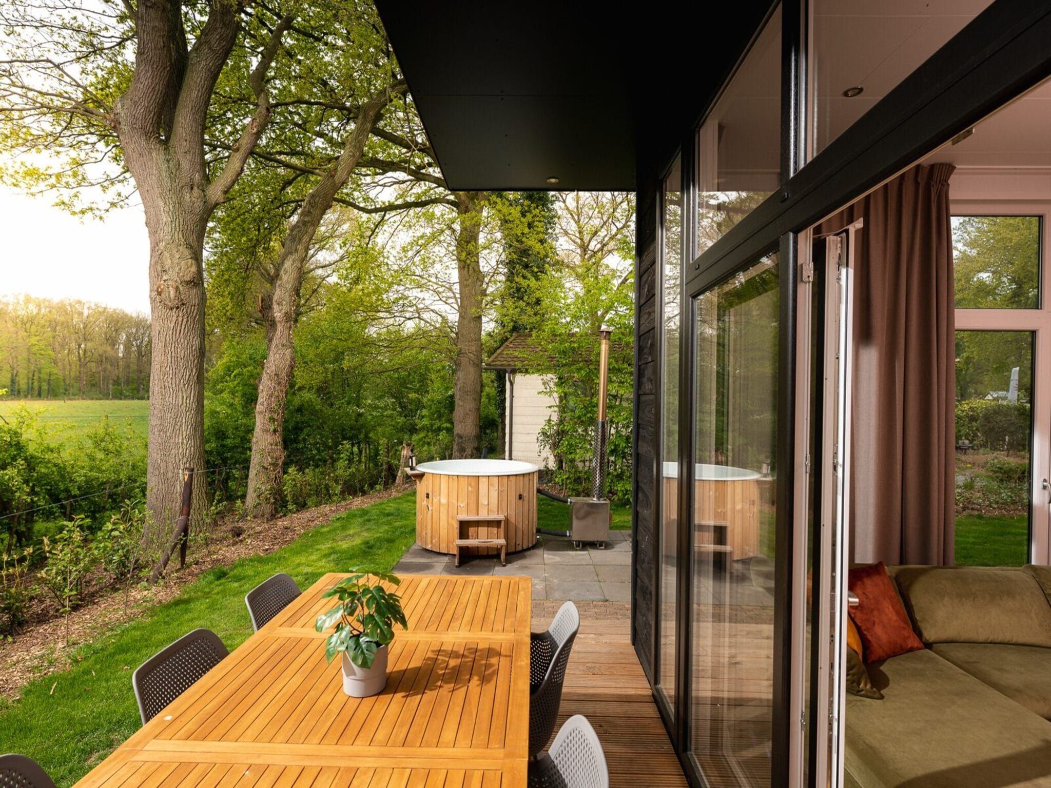 Het terras van Wellness Boutique | 5 people in Zuna