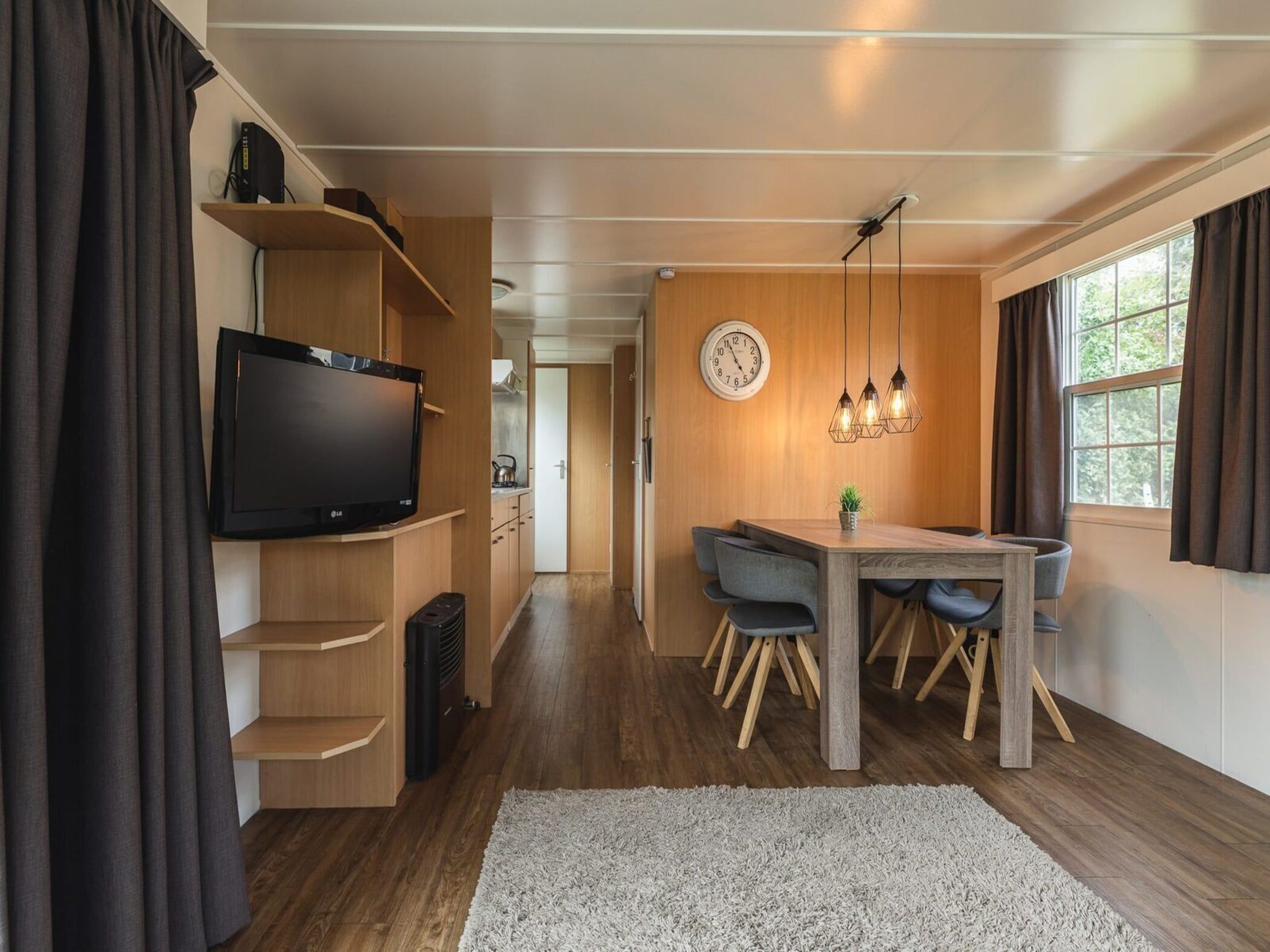 De eetkamer van Bungalette basic with hot tub I 4 people in Zuna