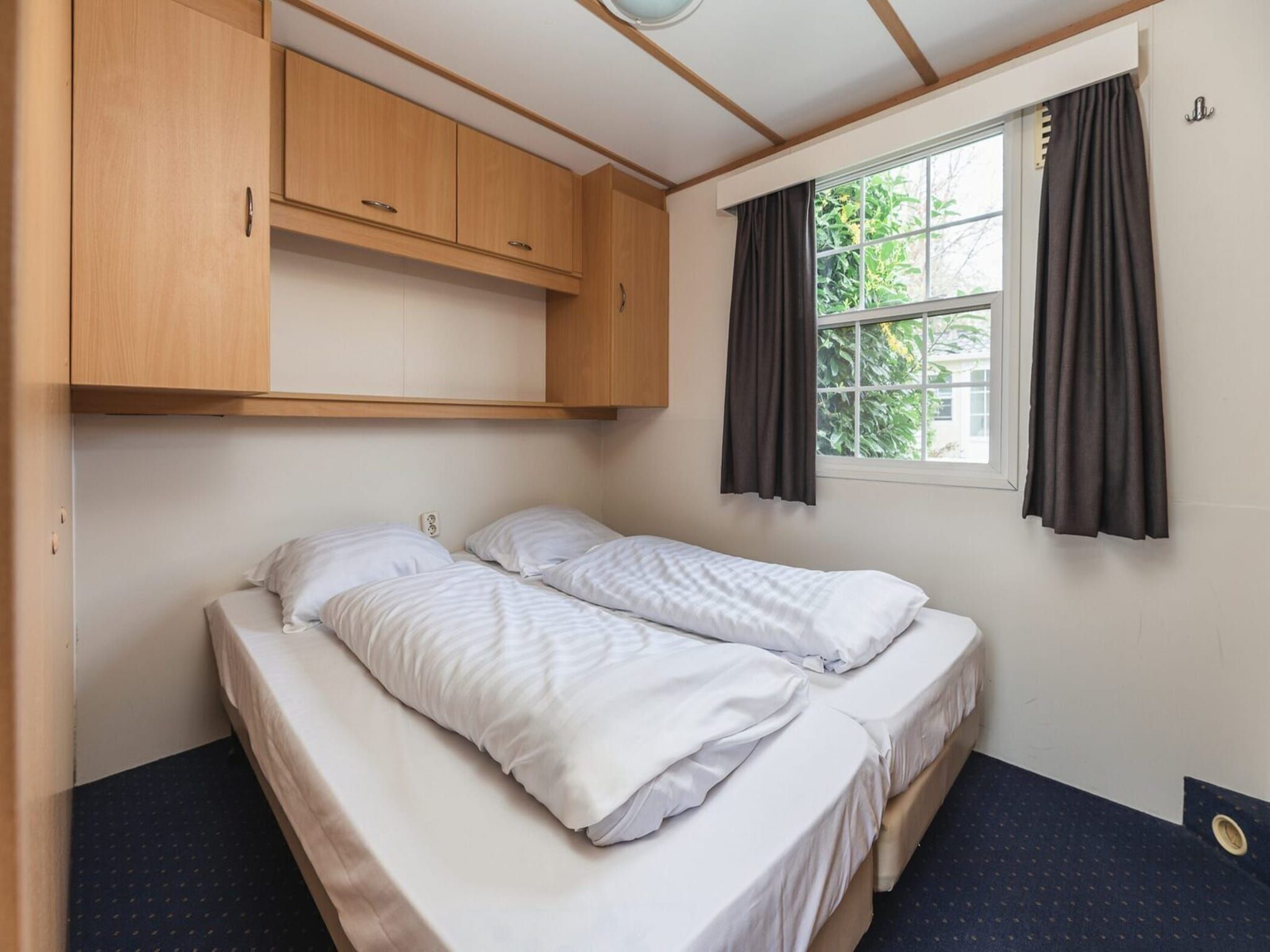 Een slaapkamer van Bungalette basic with hot tub I 4 people in Zuna
