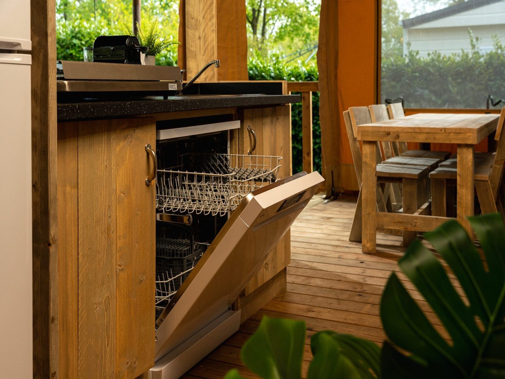 De keuken van Safari tent 'the bartenter' with private sanitary facilities | 5 persons in Zuna