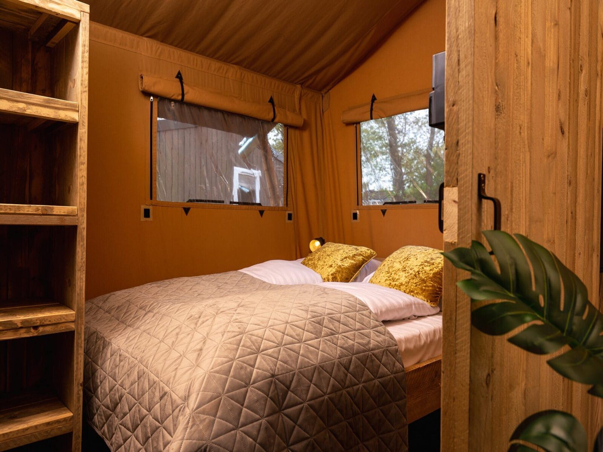 Een slaapkamer van Safari tent 'the bartenter' with private sanitary facilities | 5 persons in Zuna