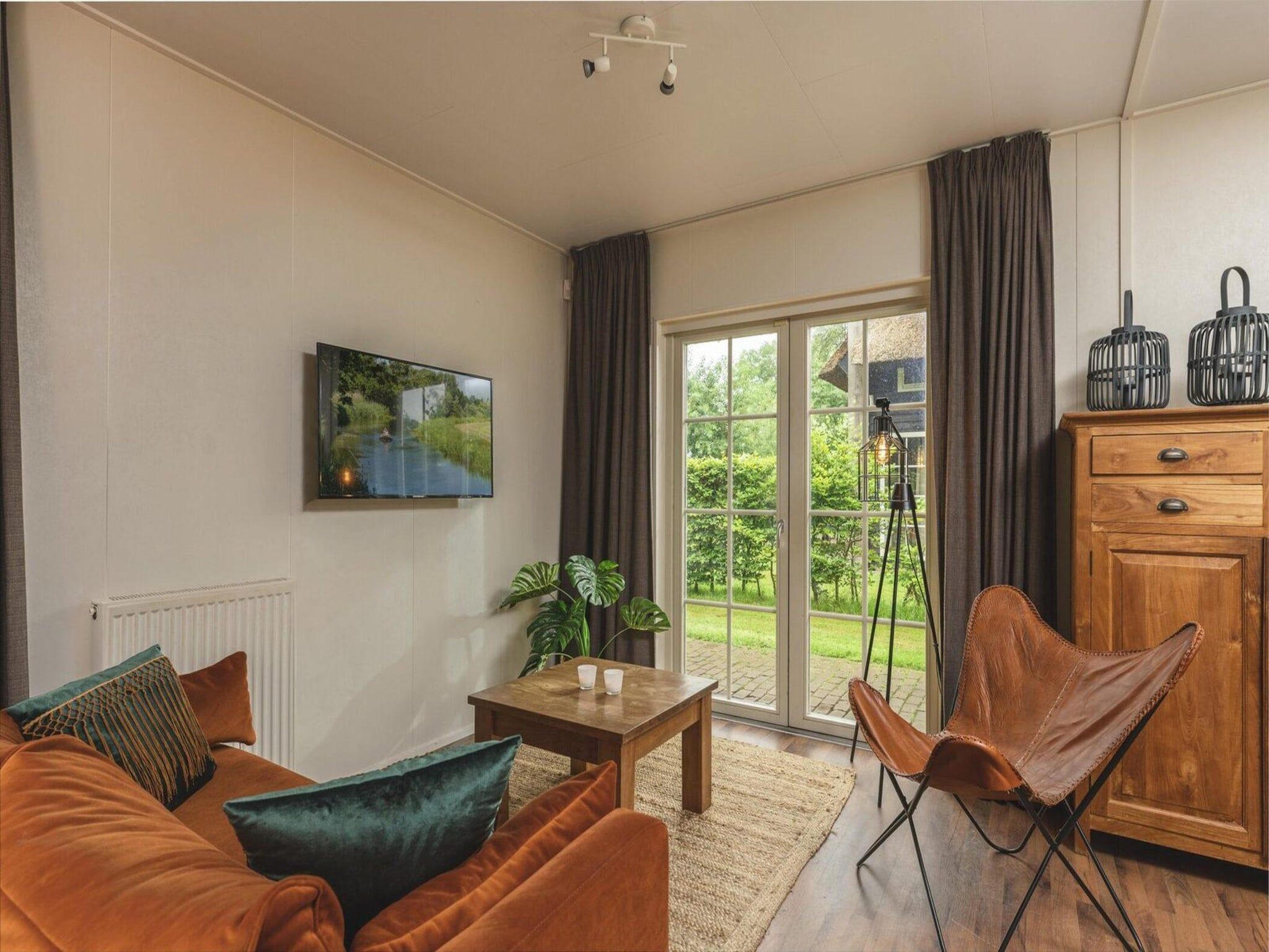 De woonkamer van Group accommodation (2x Reggehooiberg, with large backyard) I 10 people in Zuna