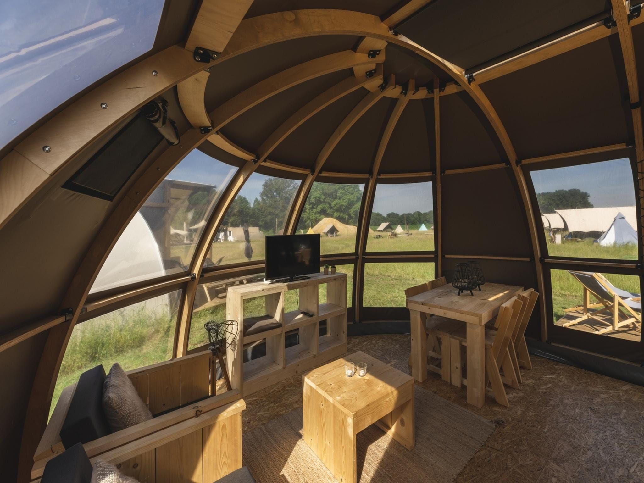 De woonkamer van Riverdome with private bathroom and hot tub | 4 persons in Zuna
