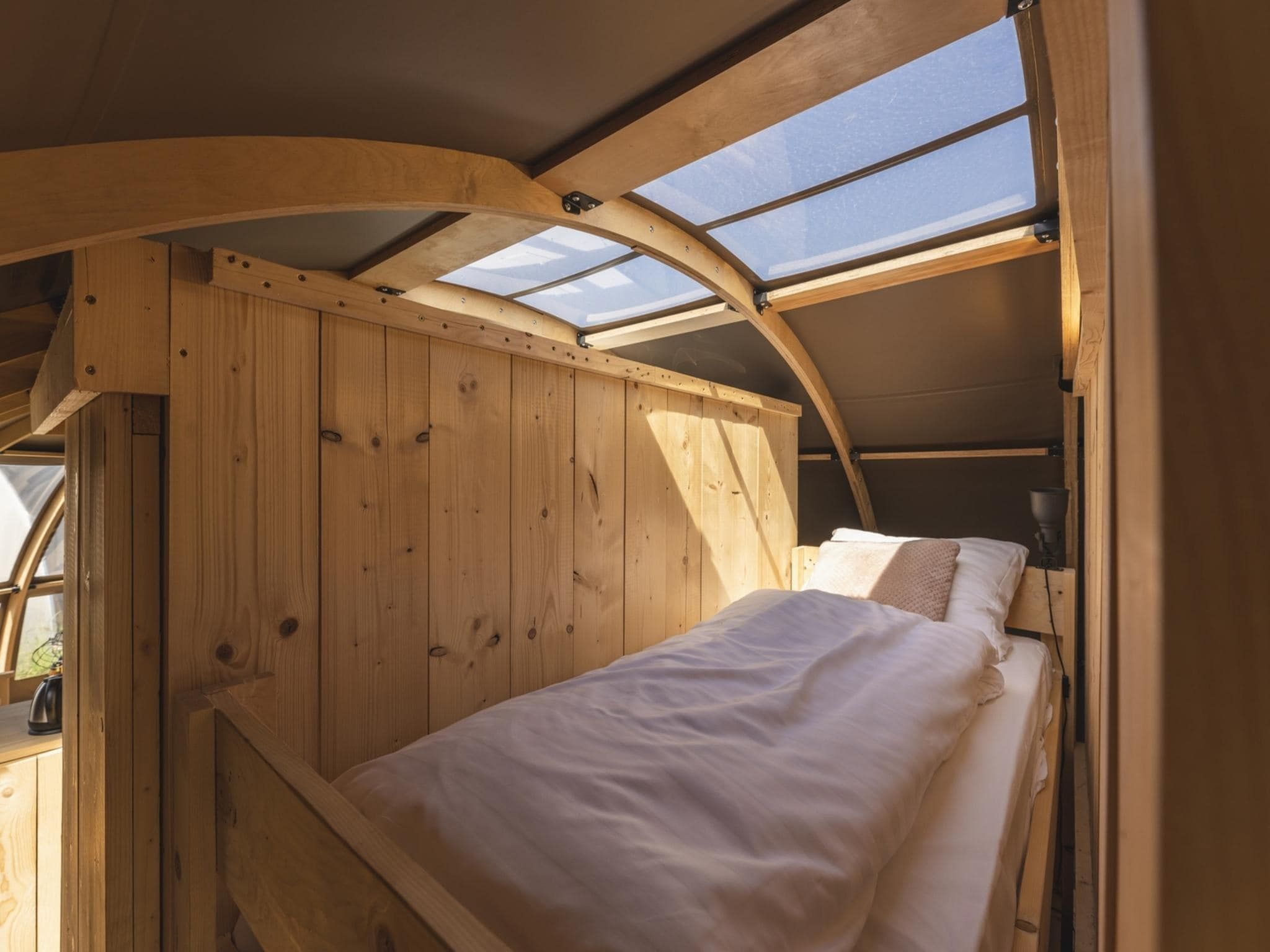 Een slaapkamer van Riverdome with private bathroom and hot tub | 4 persons in Zuna