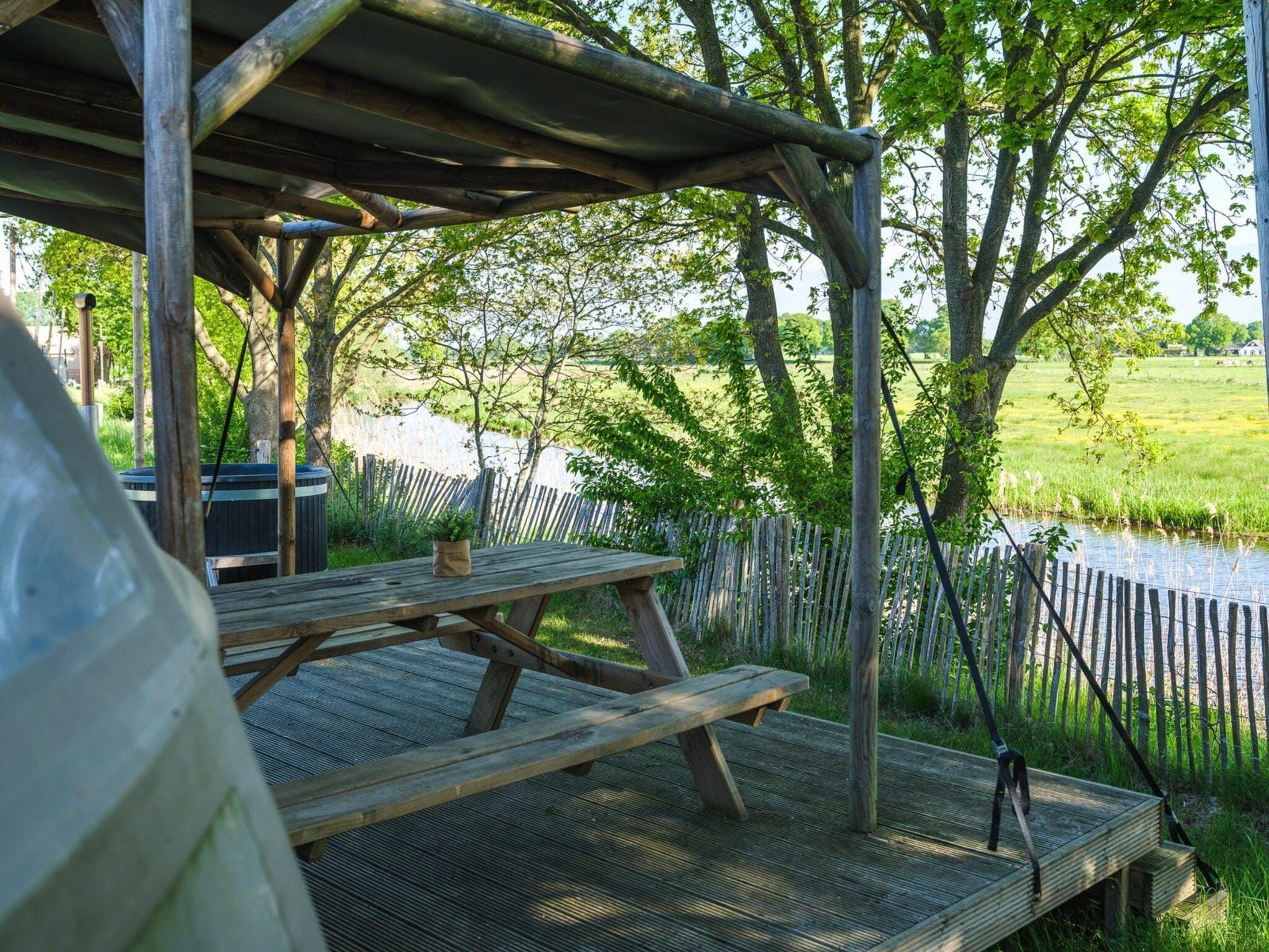 Het terras van Riverdome with private bathroom and hot tub | 4 persons in Zuna