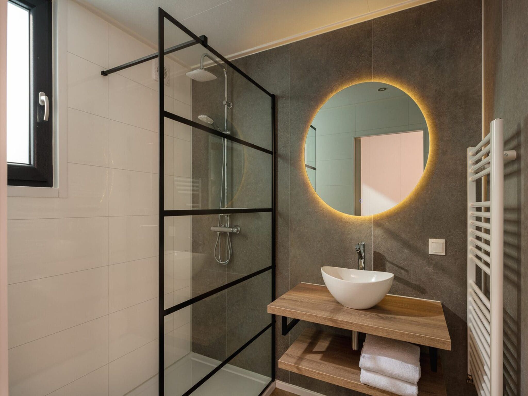 De badkamer van Happy Oak Lodge with hottub | 4 people in Zuna