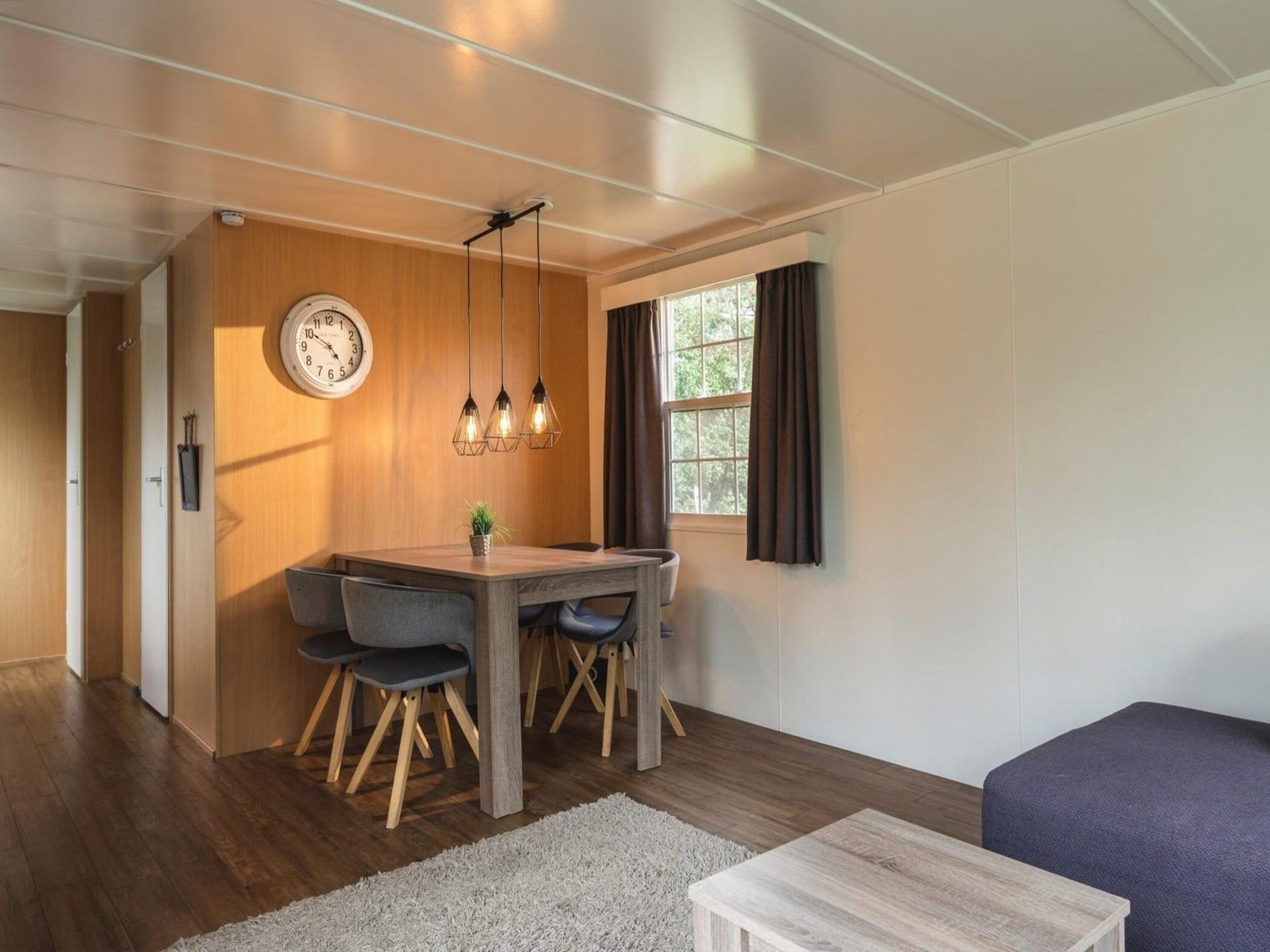De eetkamer van Bungalow near the river I 4 persons in Zuna
