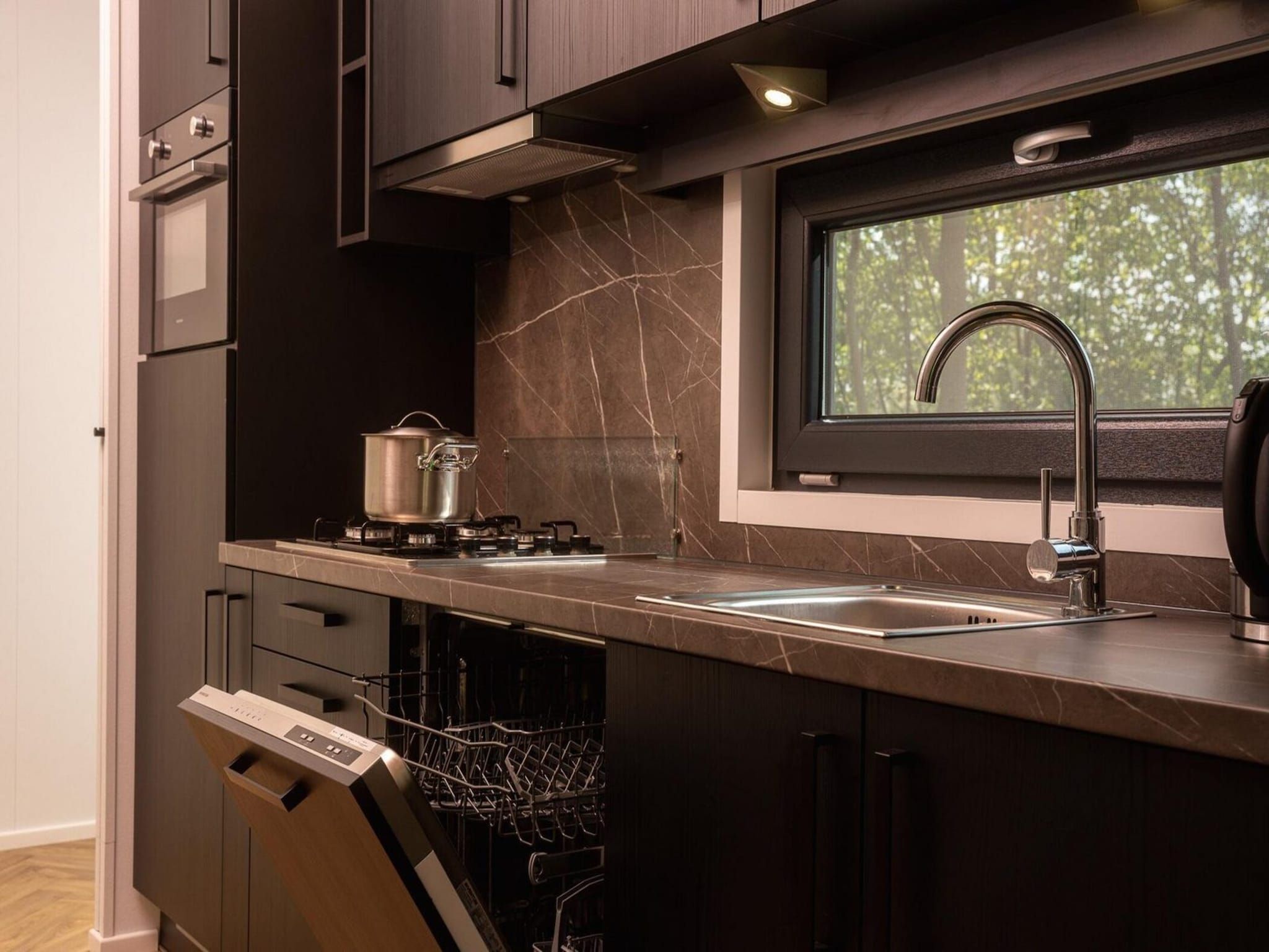De keuken van Group accommodation (7x Happy Oak Lodge 28p) in Zuna