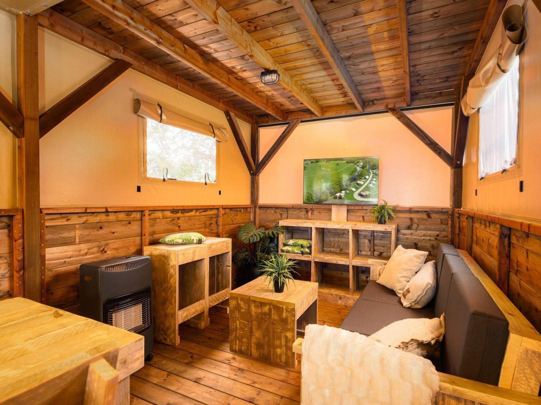 De woonkamer van Treehouse tent at the Regge with private sanitary facilities | 6 people in Zuna