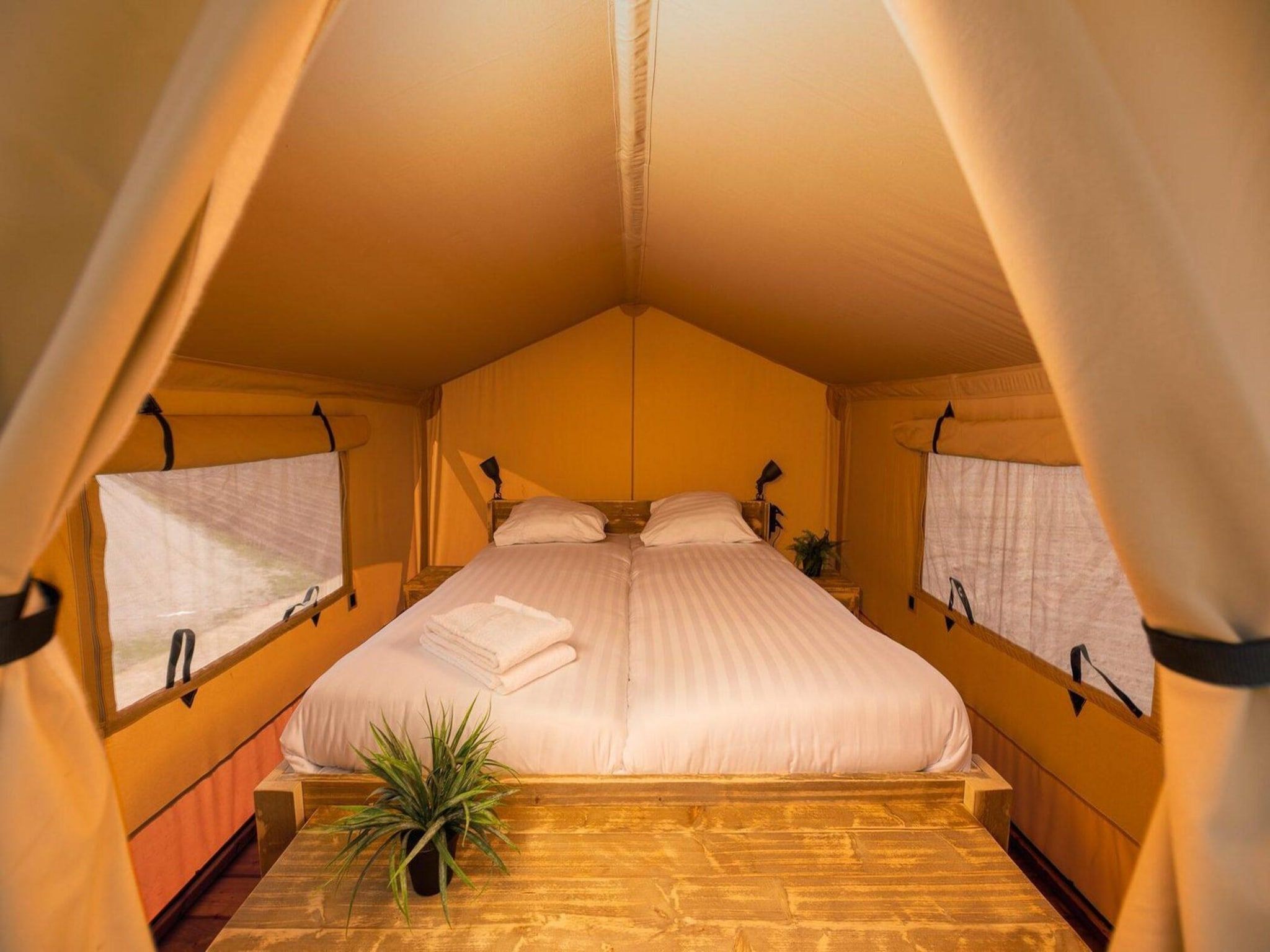 Een slaapkamer van Treehouse tent at the Regge with private sanitary facilities | 6 people in Zuna