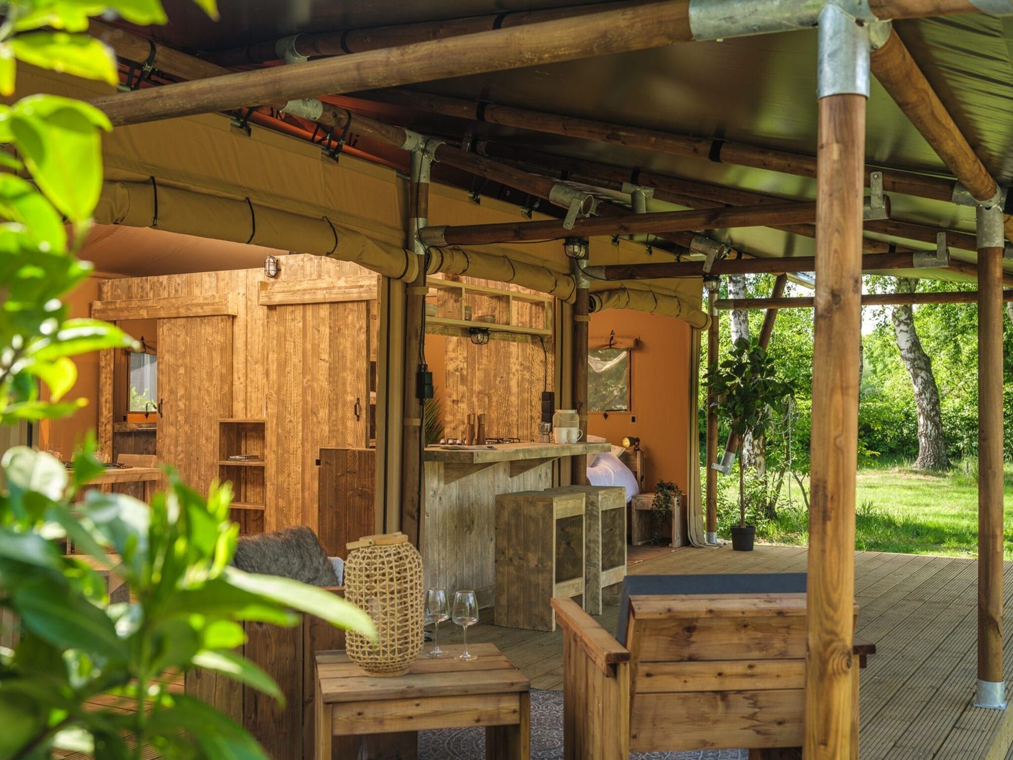 Het terras van Safarisuite met privé sanitair | 5 personen in Zuna