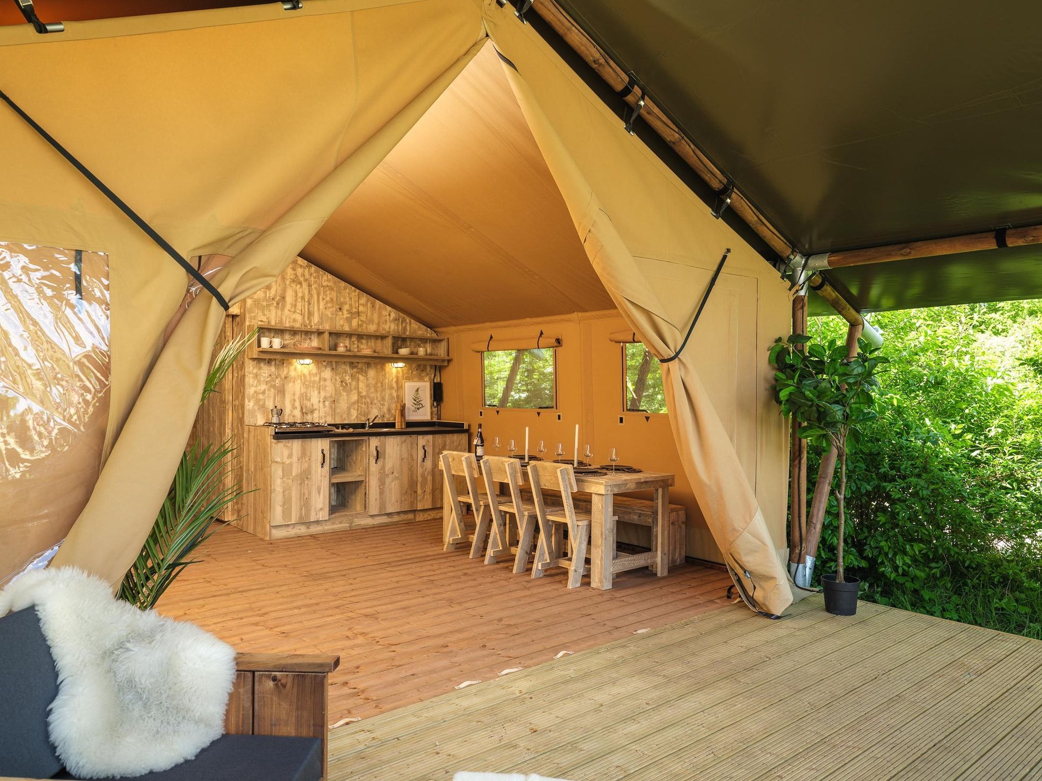 De eetkamer van Safaritent met privé sanitair en extra groot terras | 8 personen in Zuna