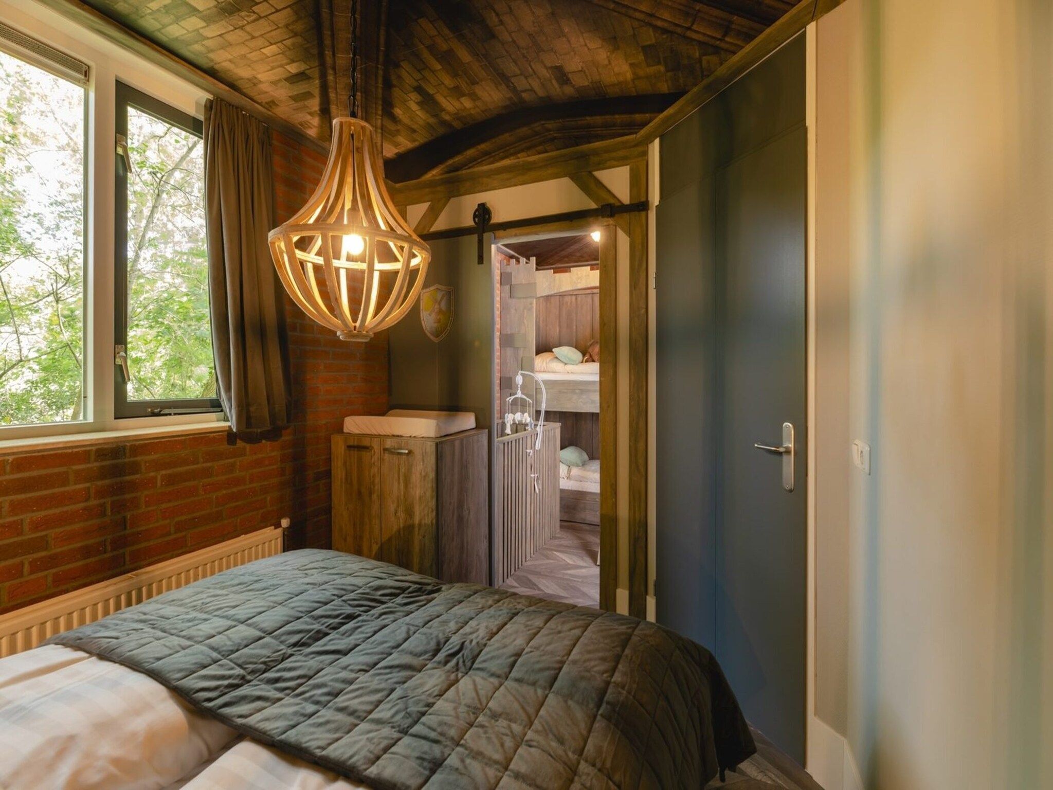Een slaapkamer van Baby & children's bungalow 'Knights & Princesses' with sauna & bubble bath I sleep 5 in Zuna