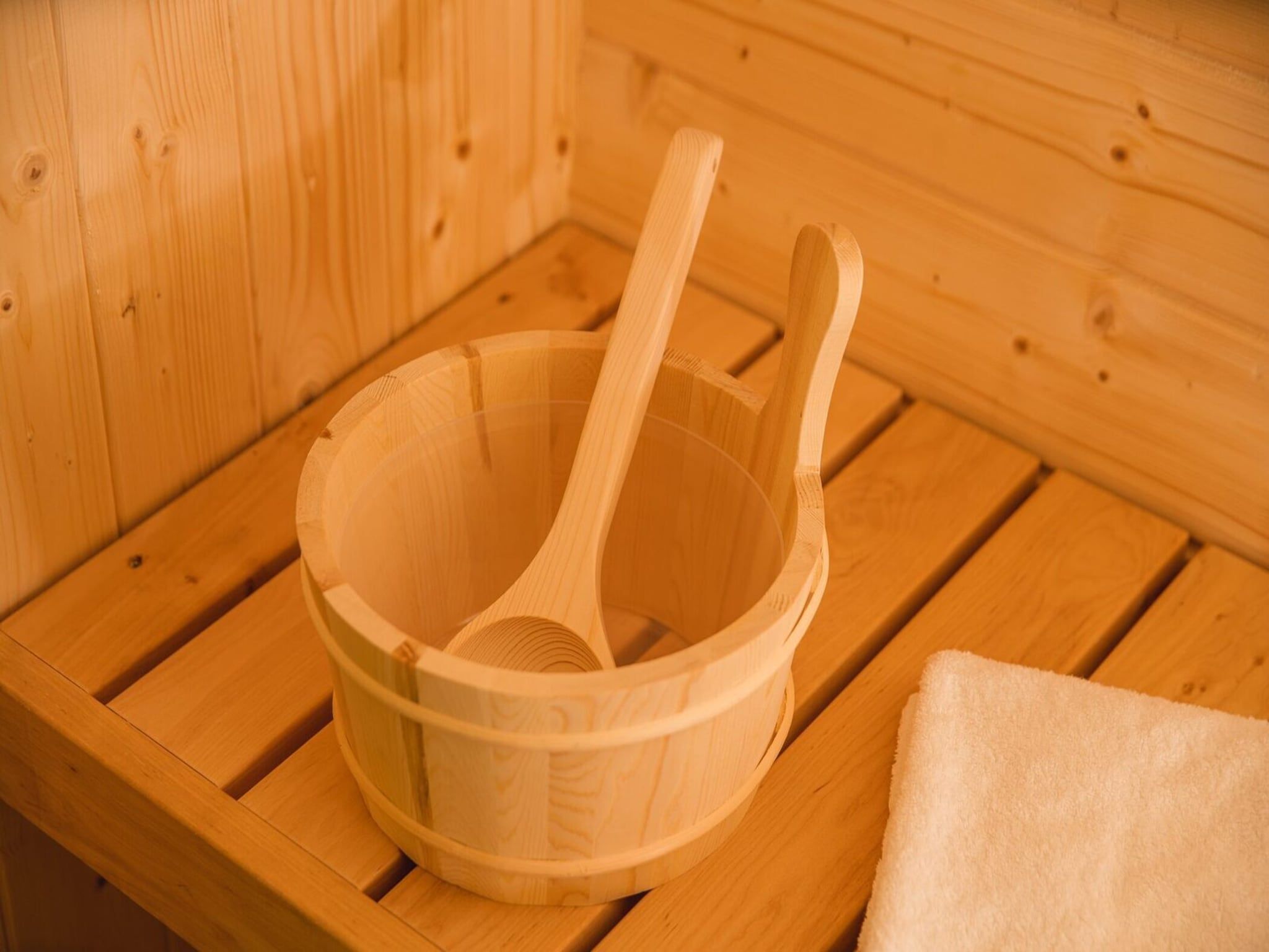 Wellness bij Baby & children's bungalow 'Knights & Princesses' with sauna & bubble bath I sleep 5 in Zuna