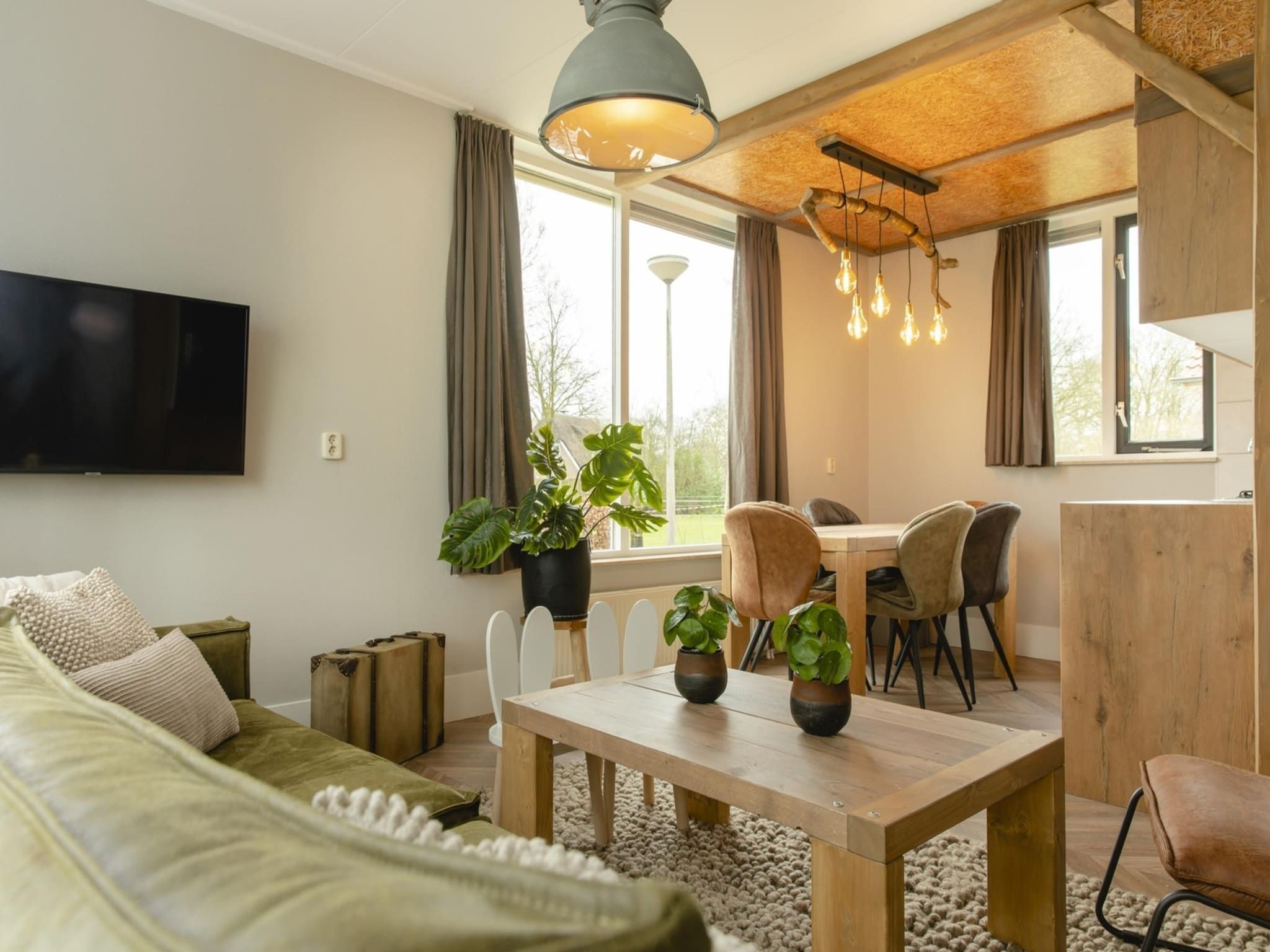 De woonkamer van Baby & children bungalow with bubble tub I 5 persons in Zuna