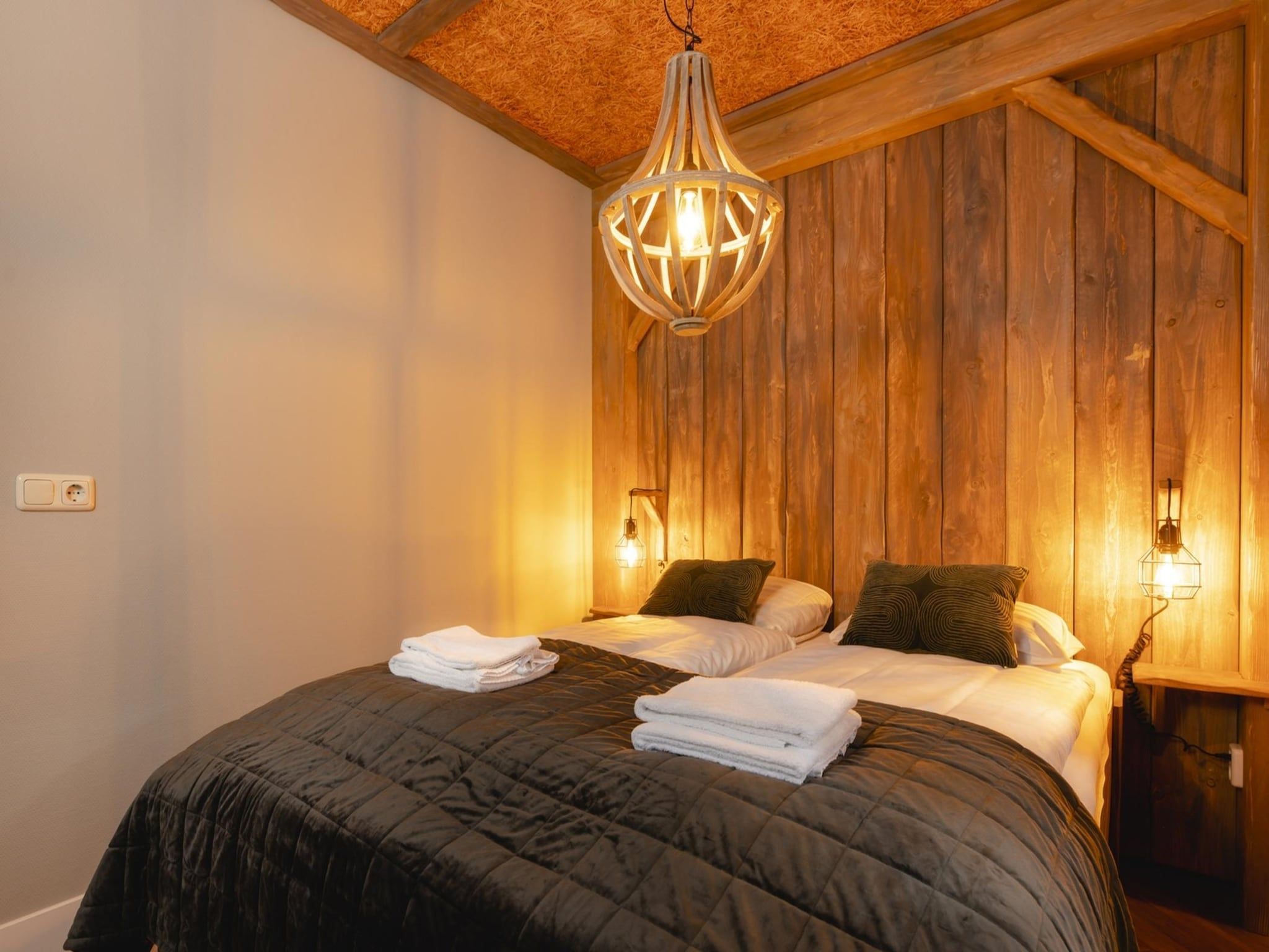 Een slaapkamer van Baby & children bungalow with bubble tub I 5 persons in Zuna