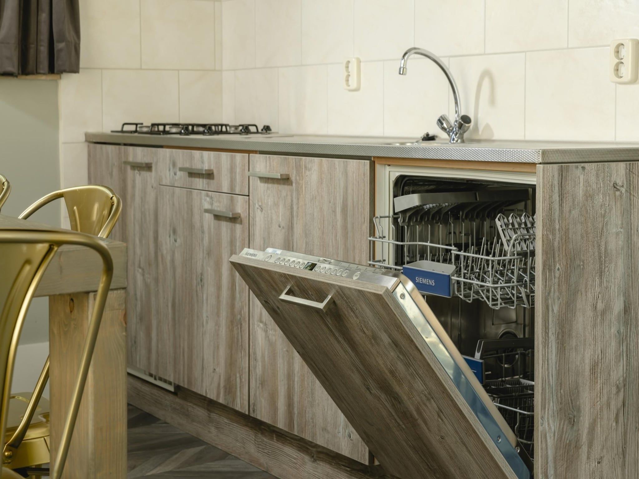 De keuken van Baby & children bungalow with bubble tub I 5 persons in Zuna