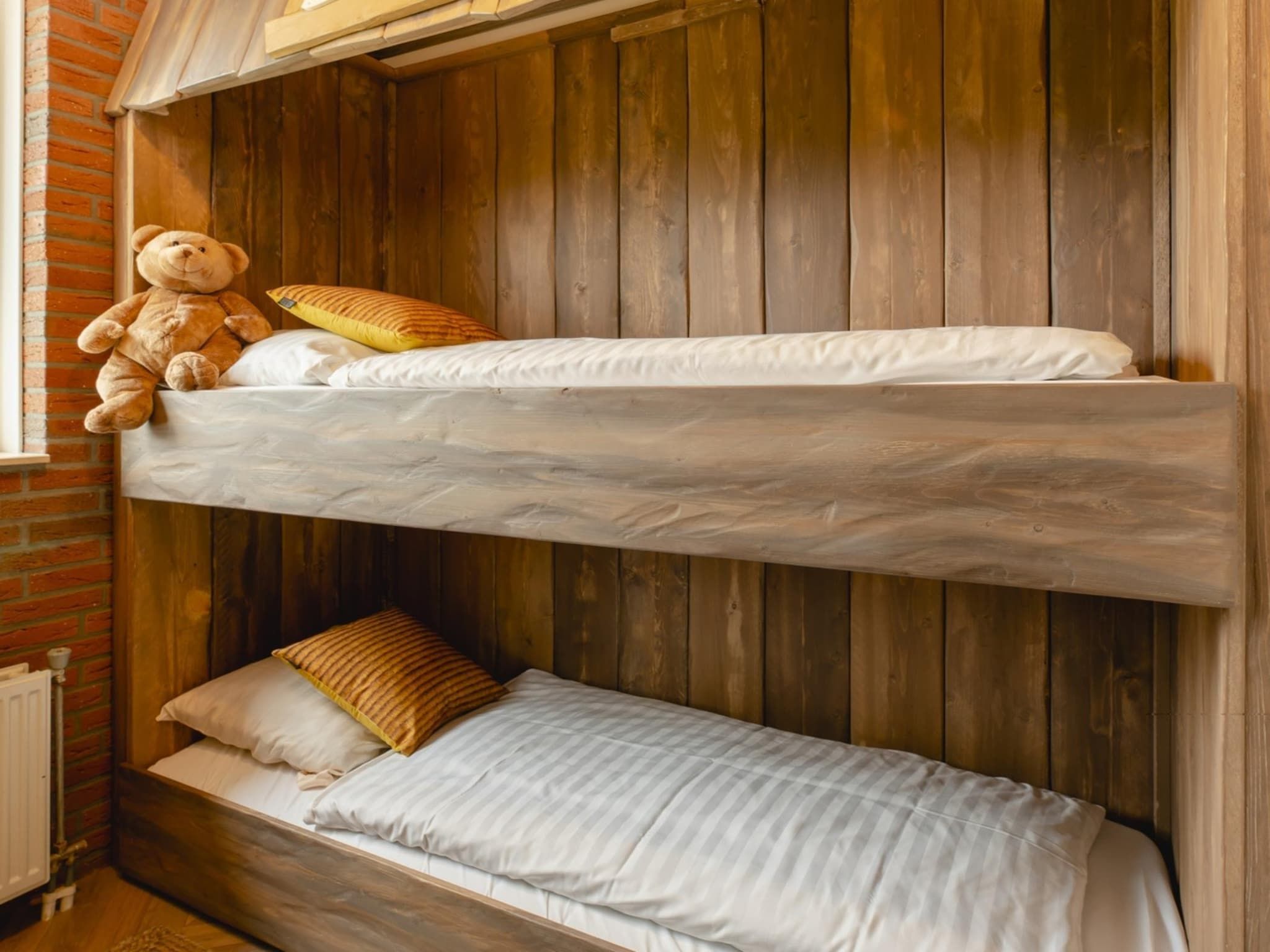 Een slaapkamer van Baby & children bungalow with bubble tub I 5 persons in Zuna