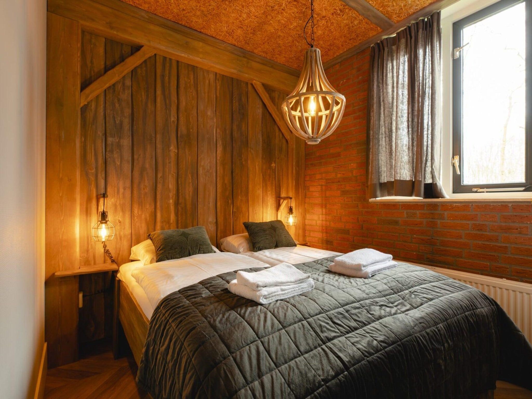 Een slaapkamer van Baby & children bungalow with bubble tub I 5 persons in Zuna