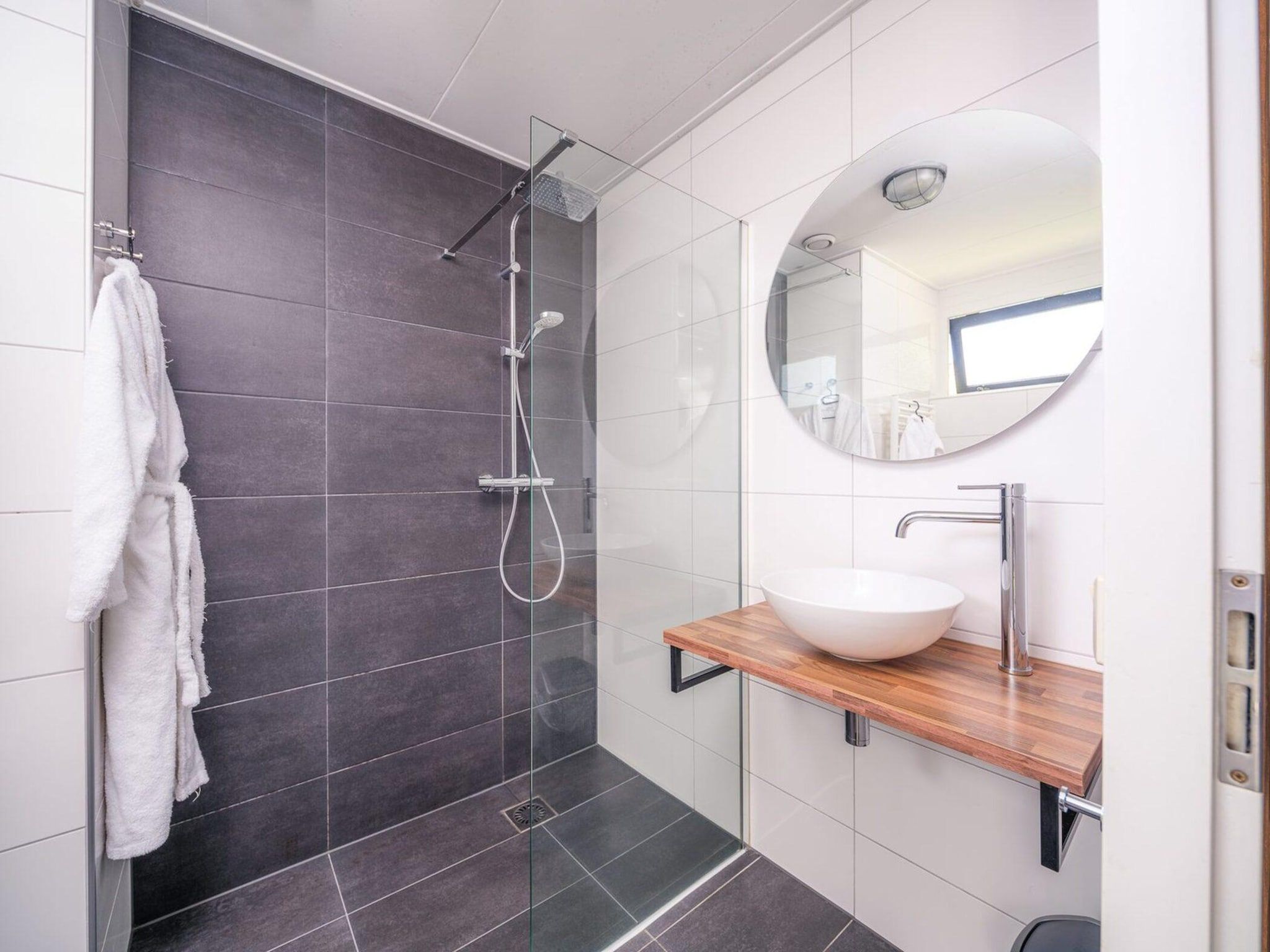De badkamer van Baby & children bungalow with bubble tub I 5 persons in Zuna