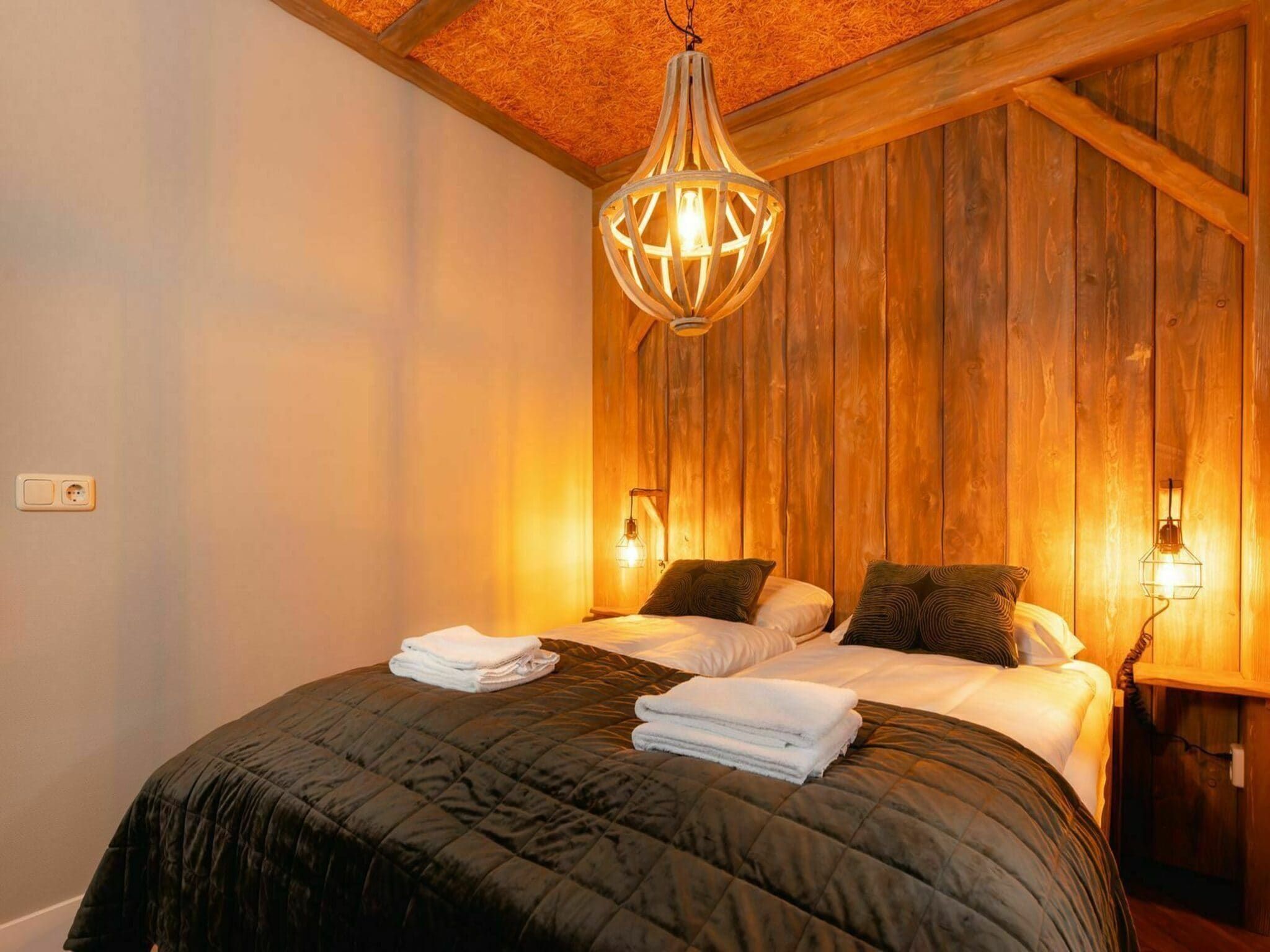 Een slaapkamer van Children's bungalow farmhouse with sauna & bubble tub I sleeps 6 in Zuna