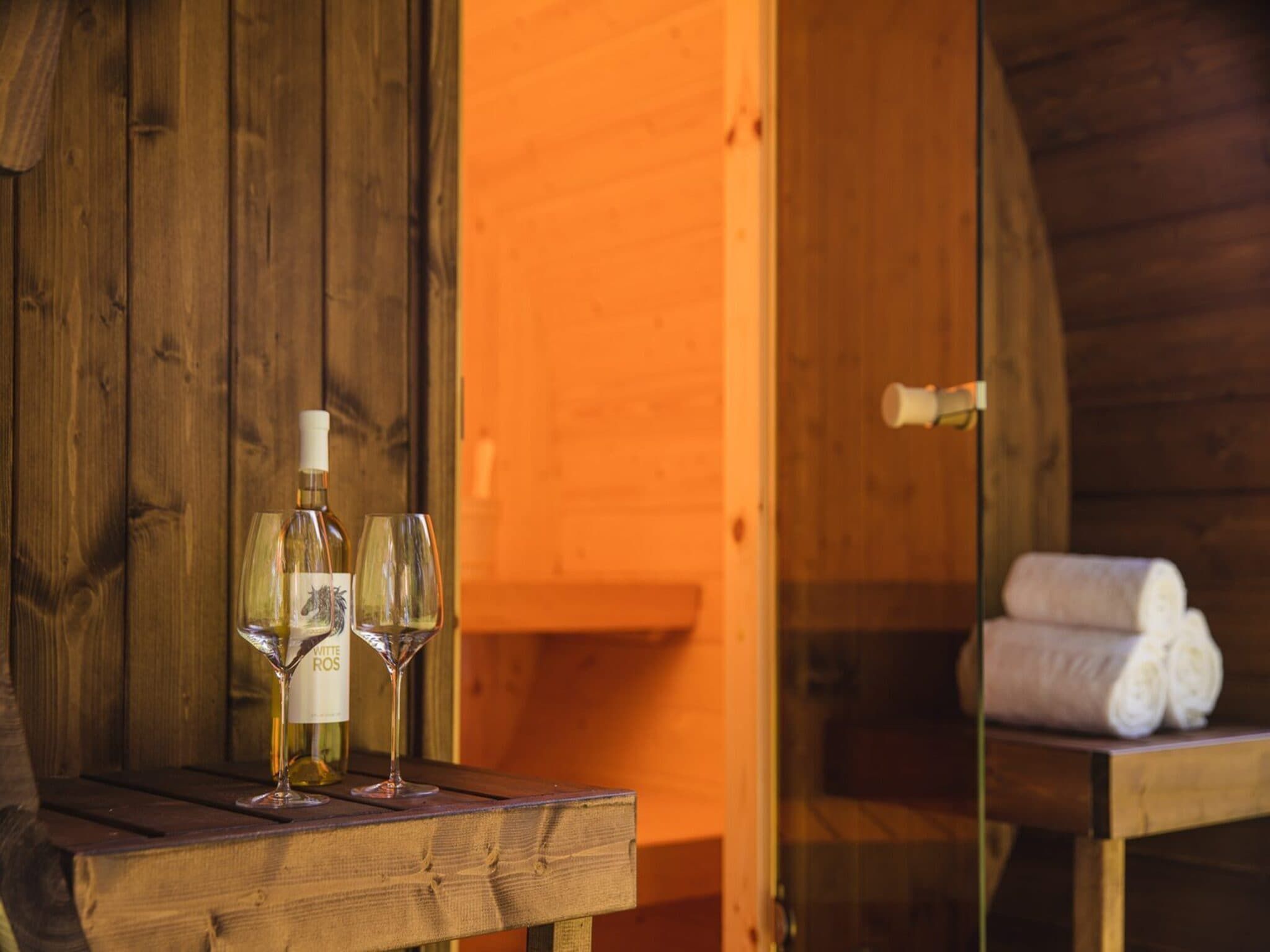 Wellness bij Children's bungalow farmhouse with sauna & bubble tub I sleeps 6 in Zuna