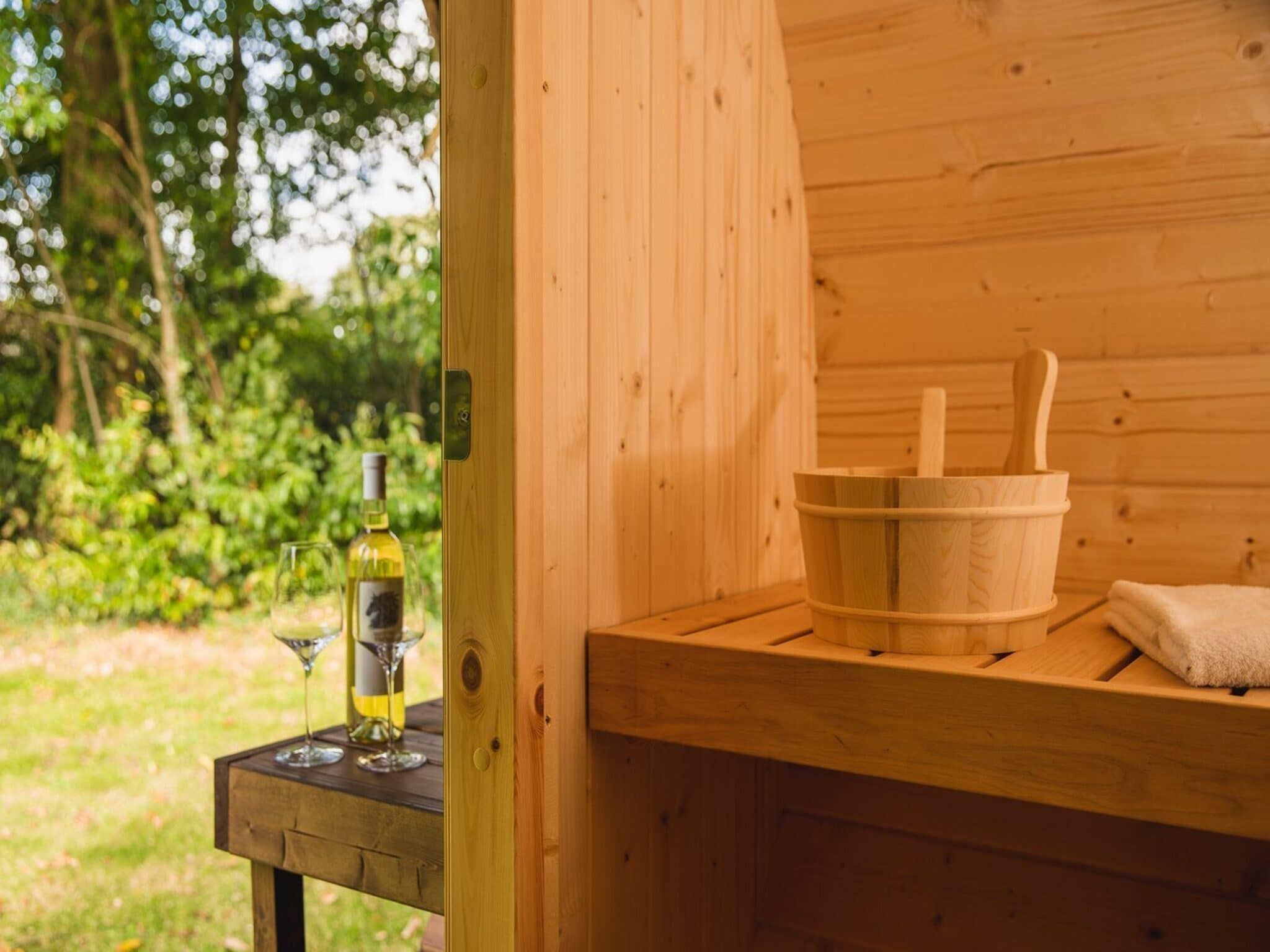 Wellness bij Children's bungalow farmhouse with sauna & bubble tub I sleeps 6 in Zuna