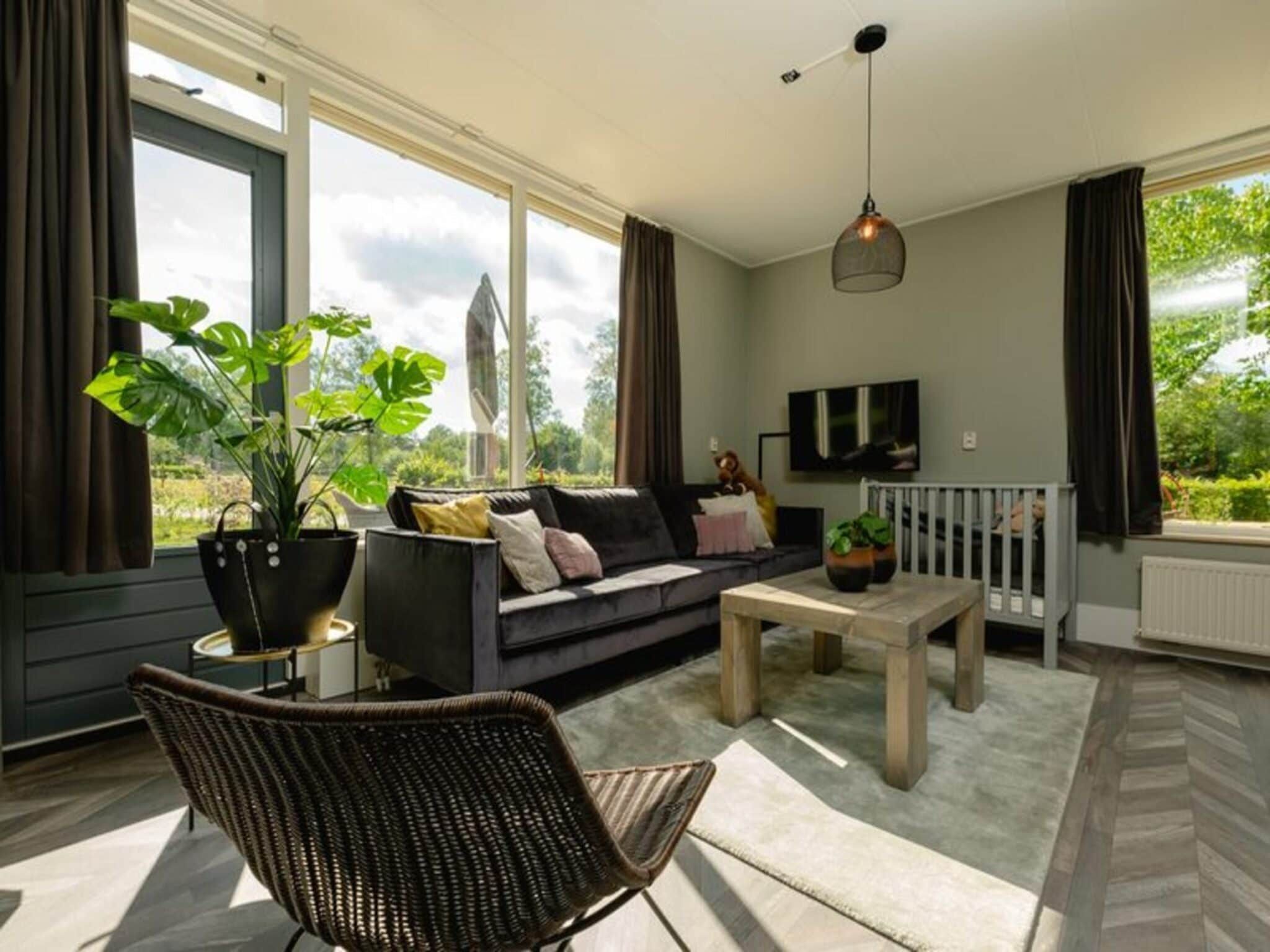 De woonkamer van Children's bungalow with bubble tub I 6 persons in Zuna