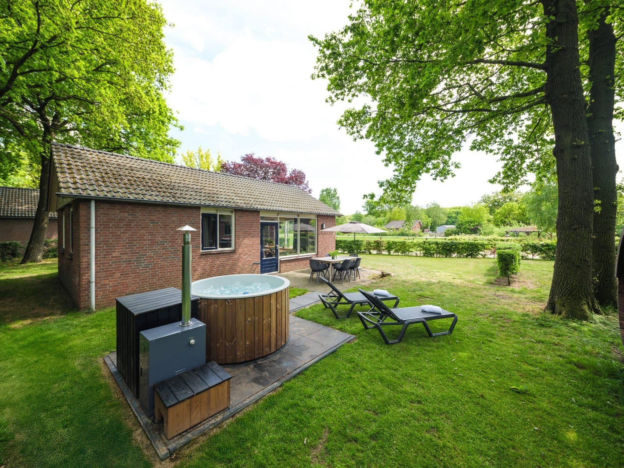 De buitenkant van Children's bungalow with bubble tub I 6 persons in Zuna