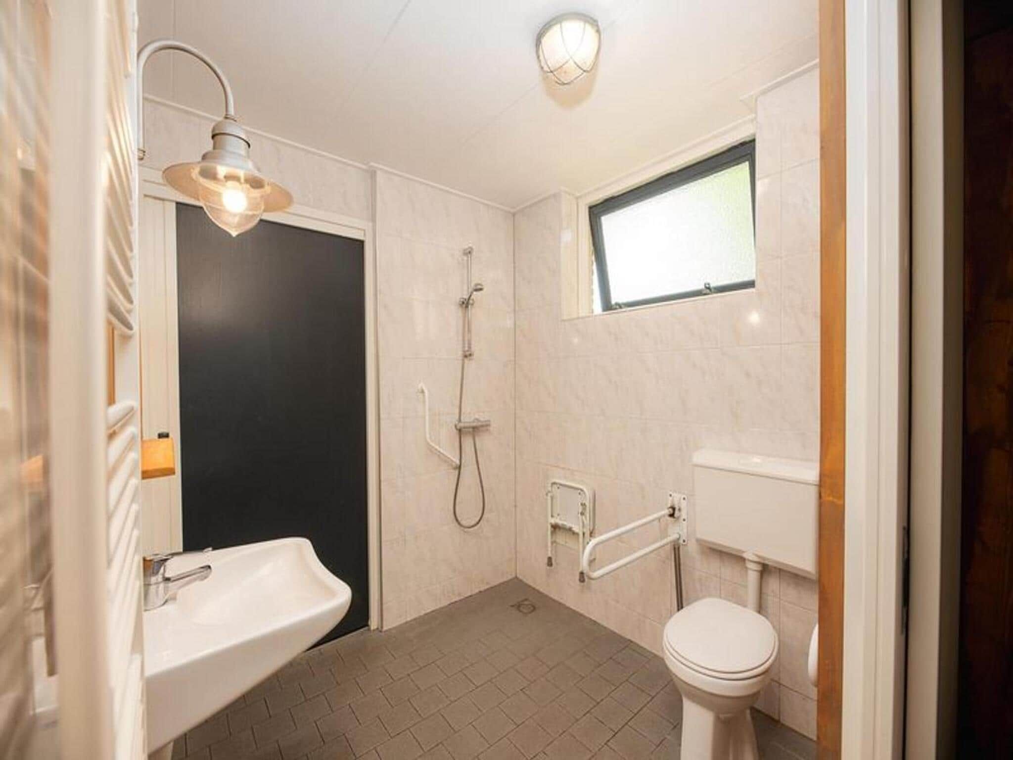 De badkamer van Custom children's bungalow 'Farm' with hot bubble tub | 8 people in Zuna