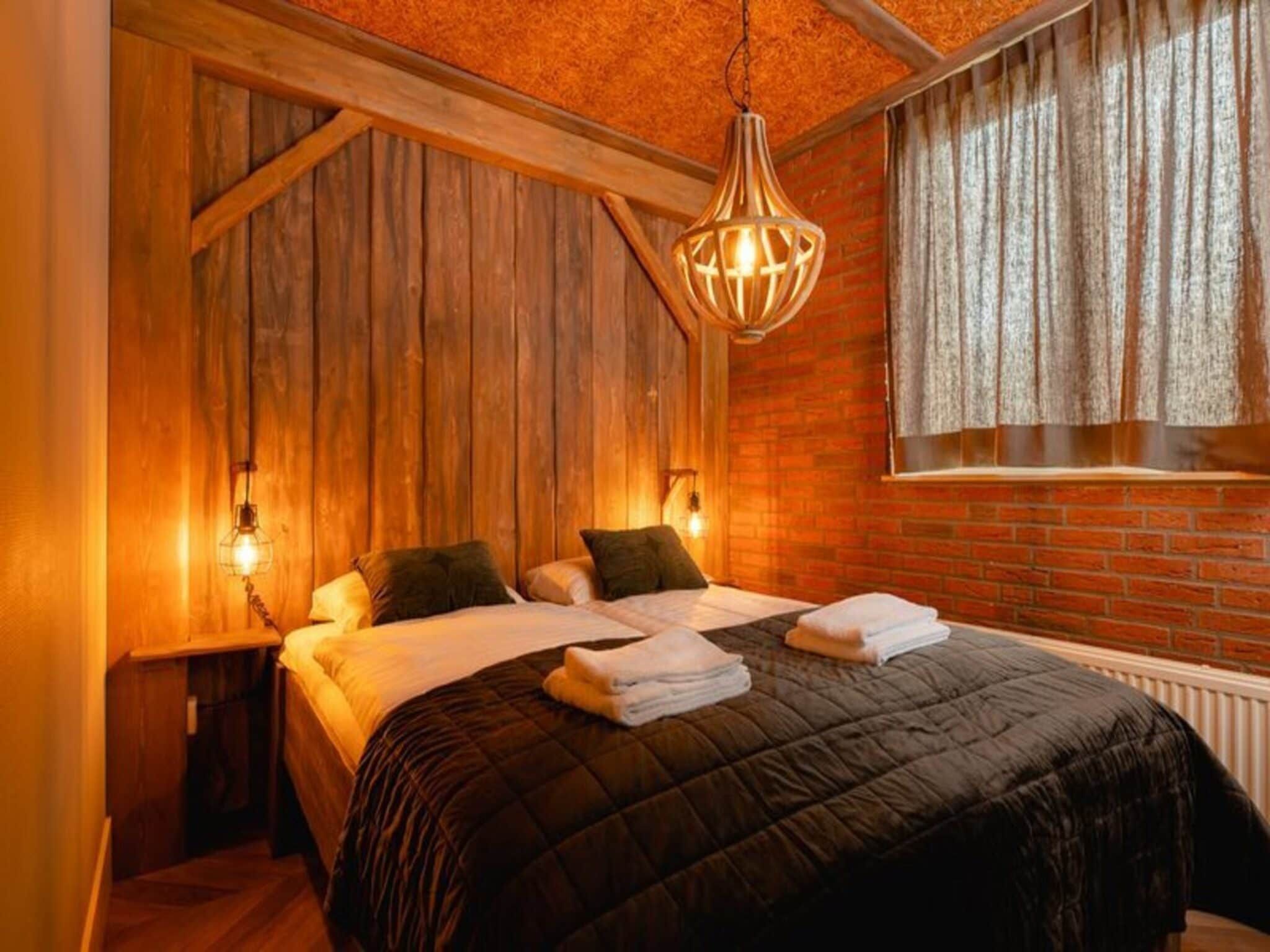 Een slaapkamer van Custom children's bungalow 'Farm' with hot bubble tub | 8 people in Zuna