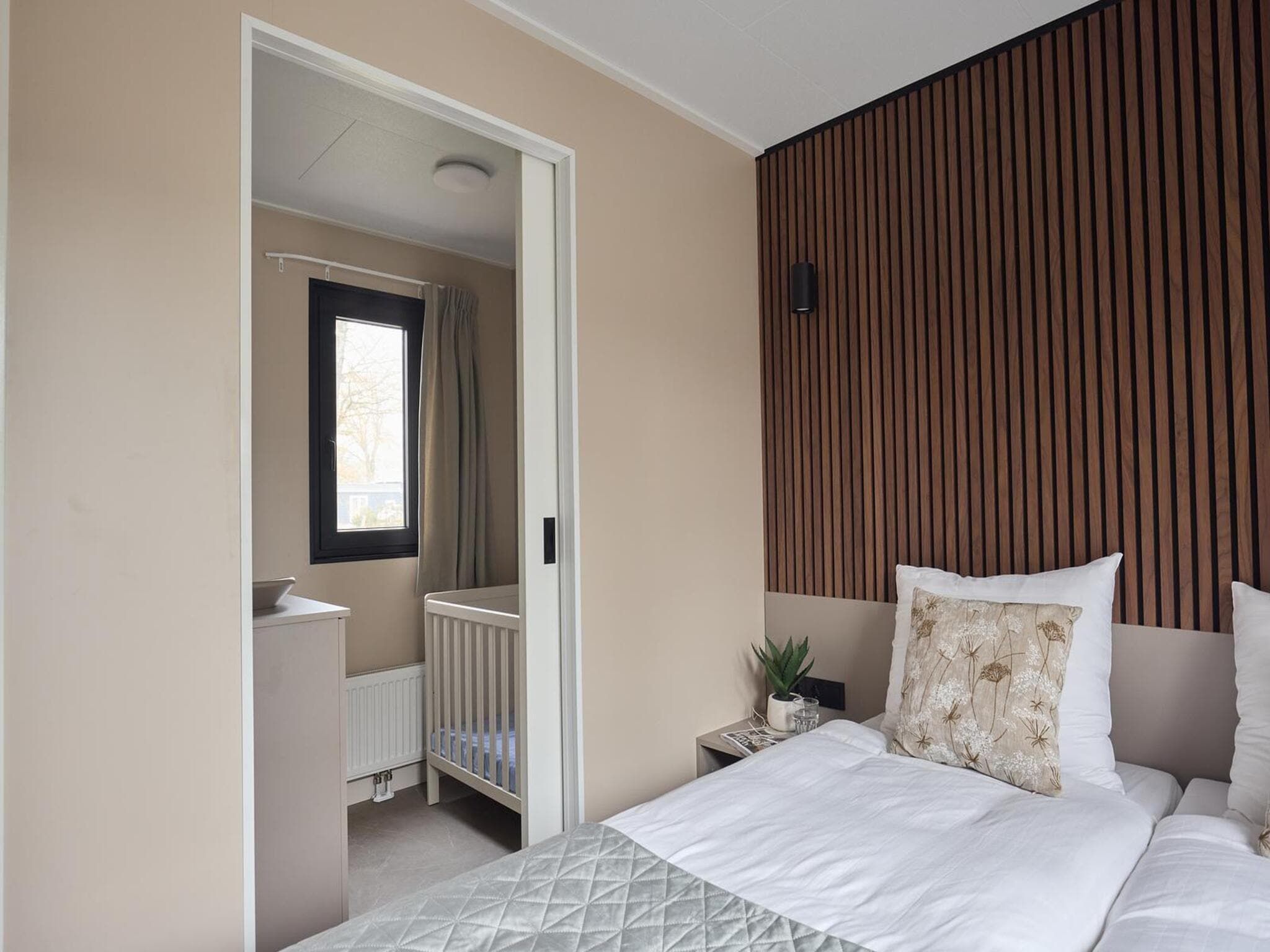 Een slaapkamer van Wellness Boutique baby | 4 people + baby room in Zuna