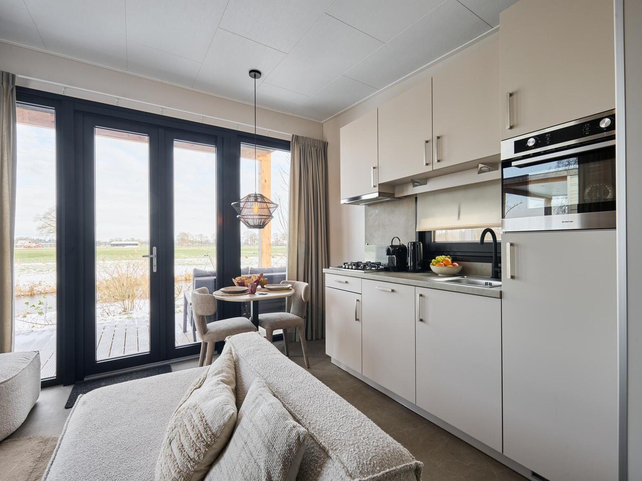 De keuken van River Lodge 'Wellnesshuus' with whirlpool, sauna, bathtub, and sun shower | 2 people in Zuna