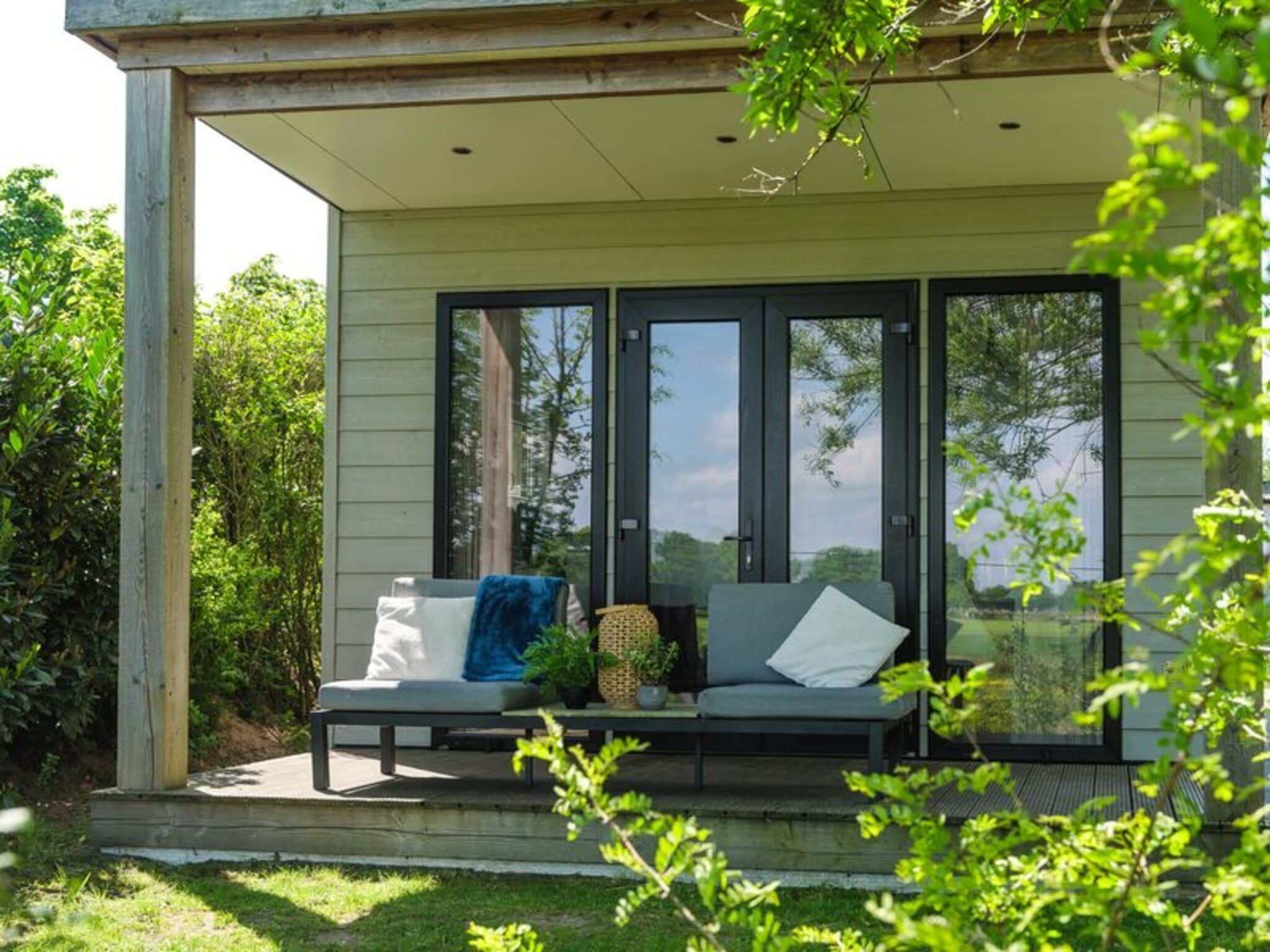 De buitenkant van River Lodge 'Wellnesshuus' with whirlpool, sauna, bathtub, and sun shower | 2 people in Zuna