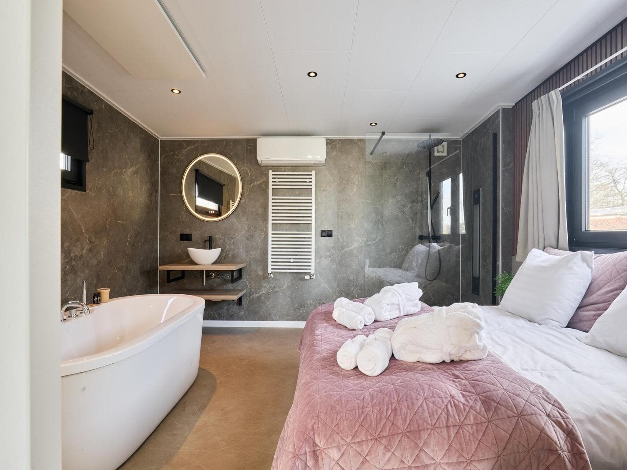 Een slaapkamer van River Lodge 'Wellnesshuus' with whirlpool, sauna, bathtub, and sun shower | 2 people in Zuna