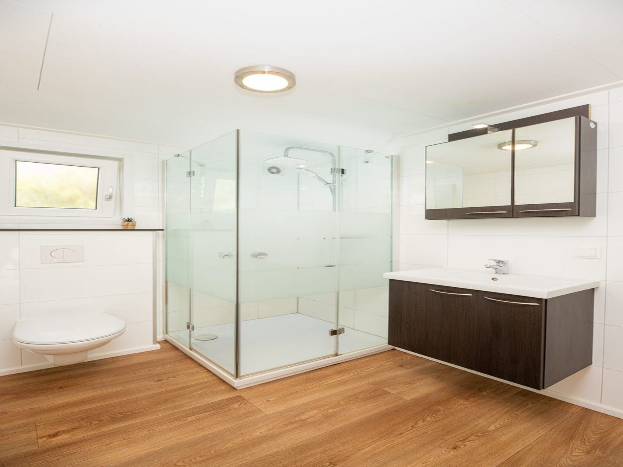 De badkamer van River Cabin with bubbeltub | 6 people in Zuna