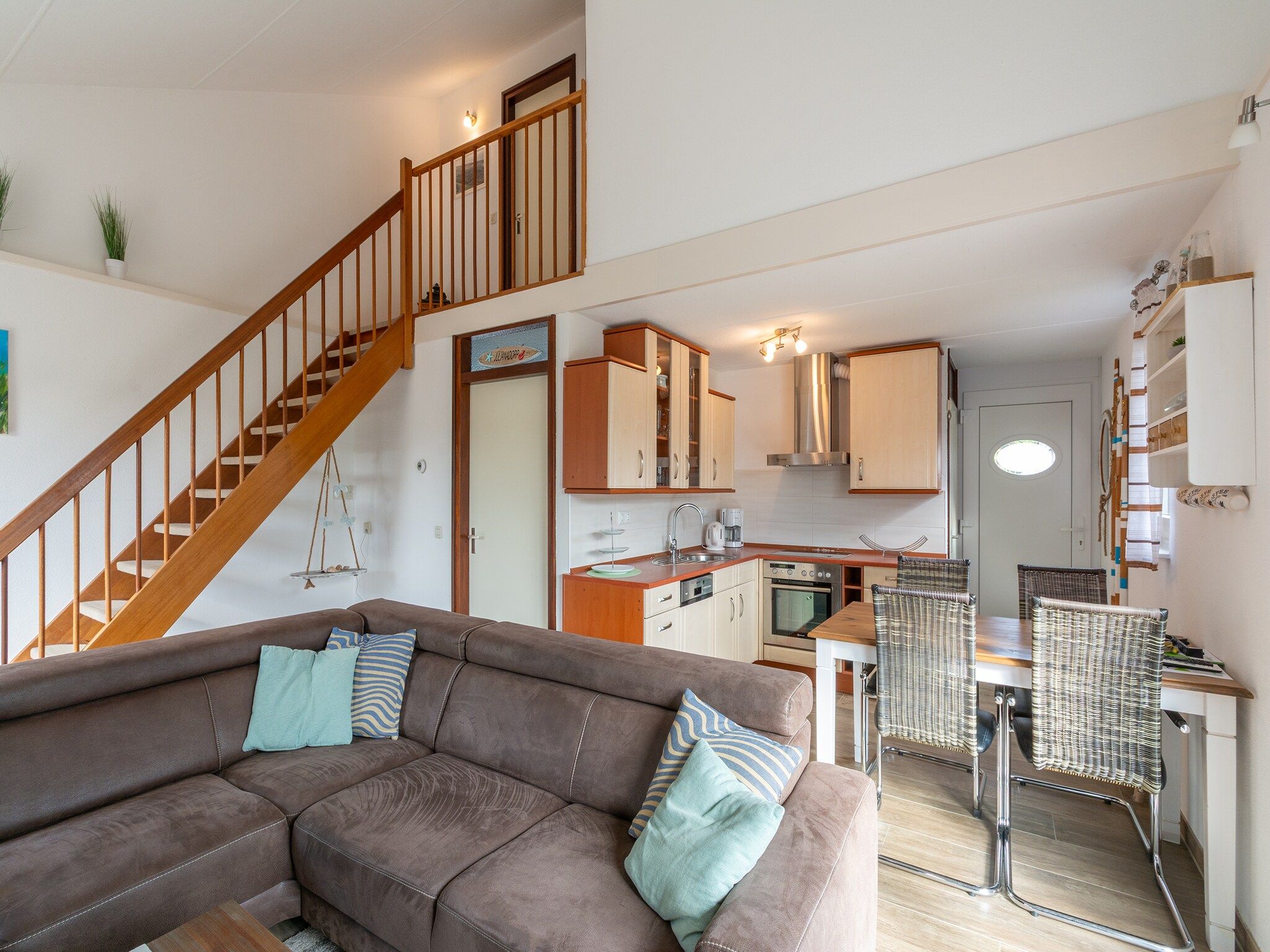 De woonkamer van Yperhof 3 in Julianadorp aan Zee